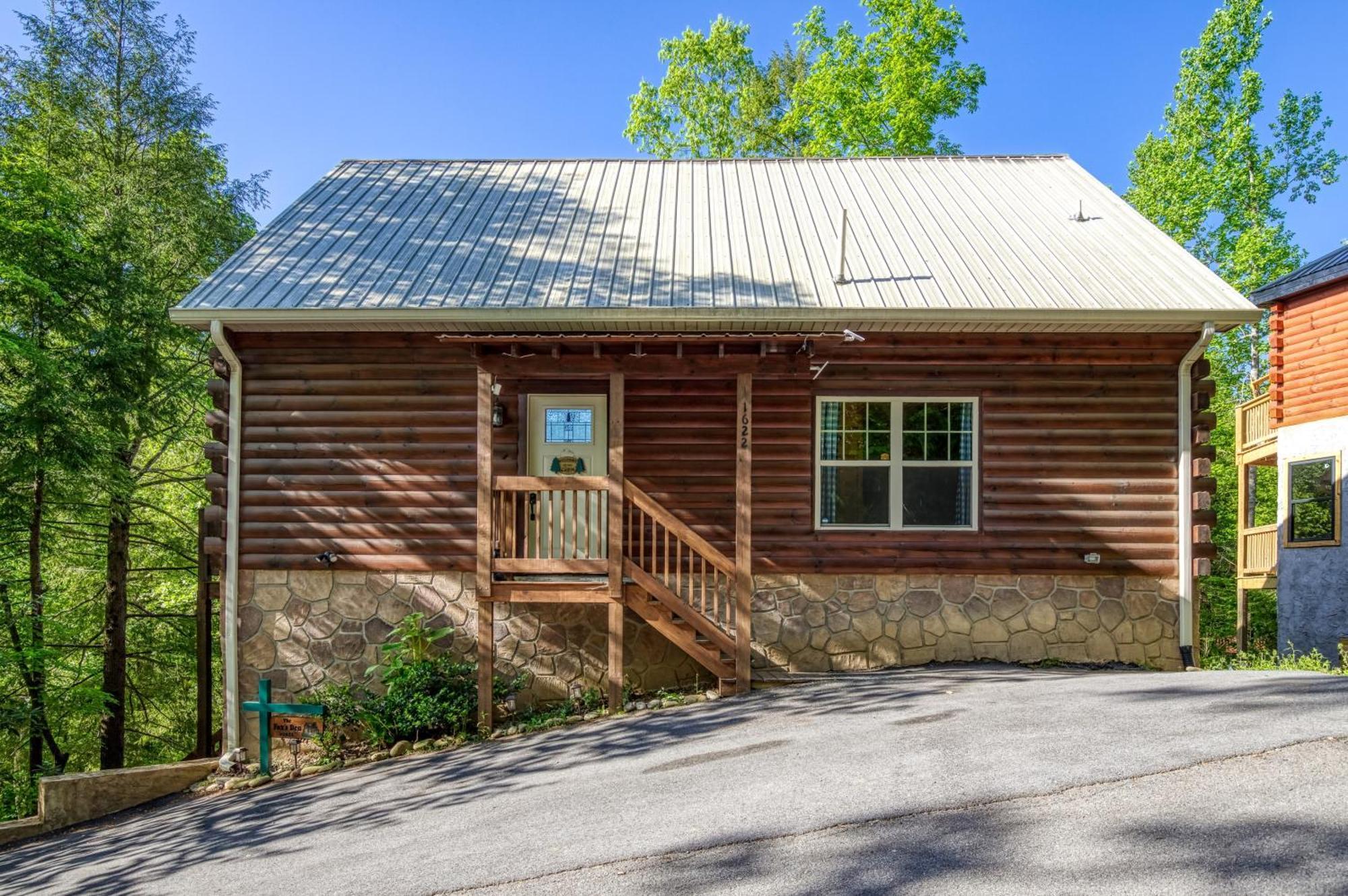 Family Size, Wood Cabin, Pool Table, Hot Tub *