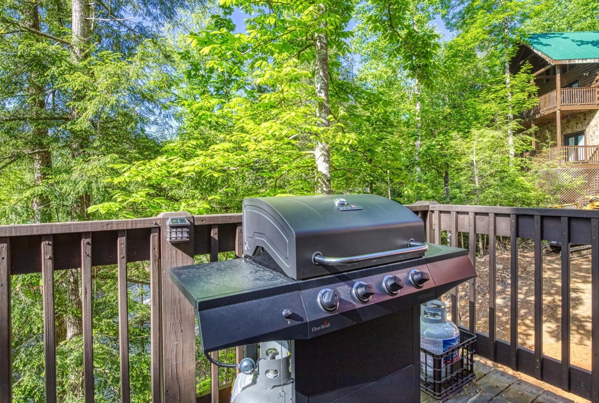 Family Size, Wood Cabin, Pool Table, Hot Tub Holiday home Gatlinburg