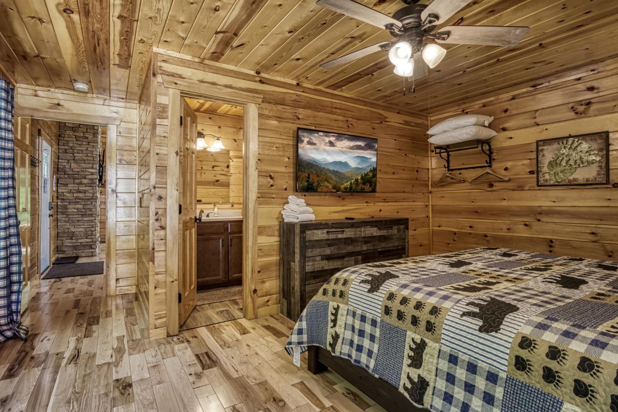 Family Size, Wood Cabin, Pool Table, Hot Tub *