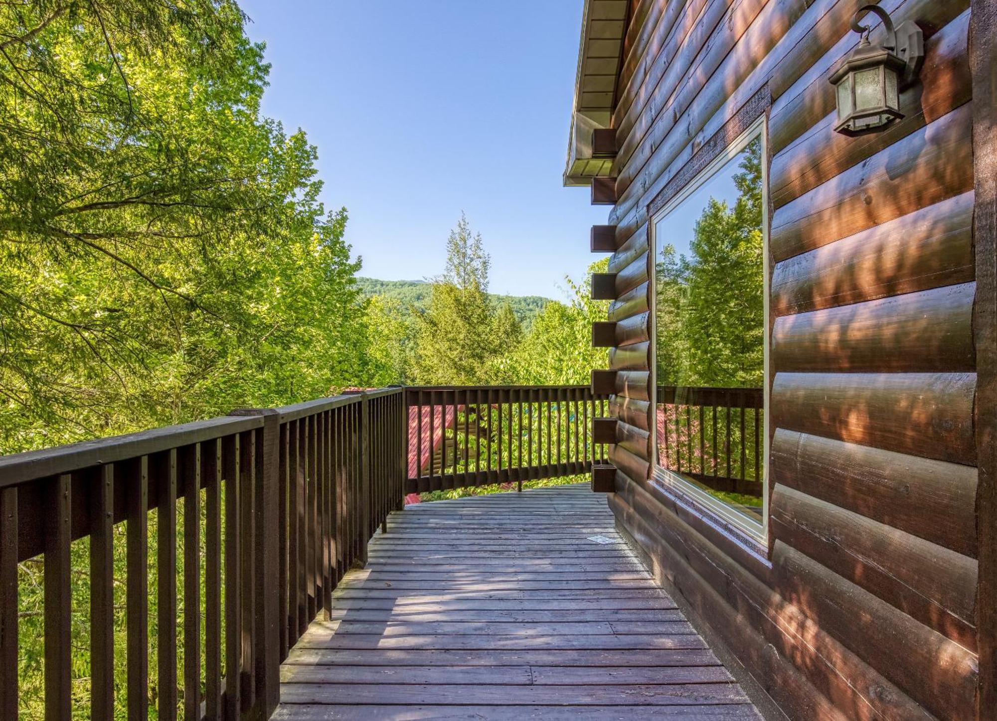 Family Size, Wood Cabin, Pool Table, Hot Tub Holiday home Gatlinburg