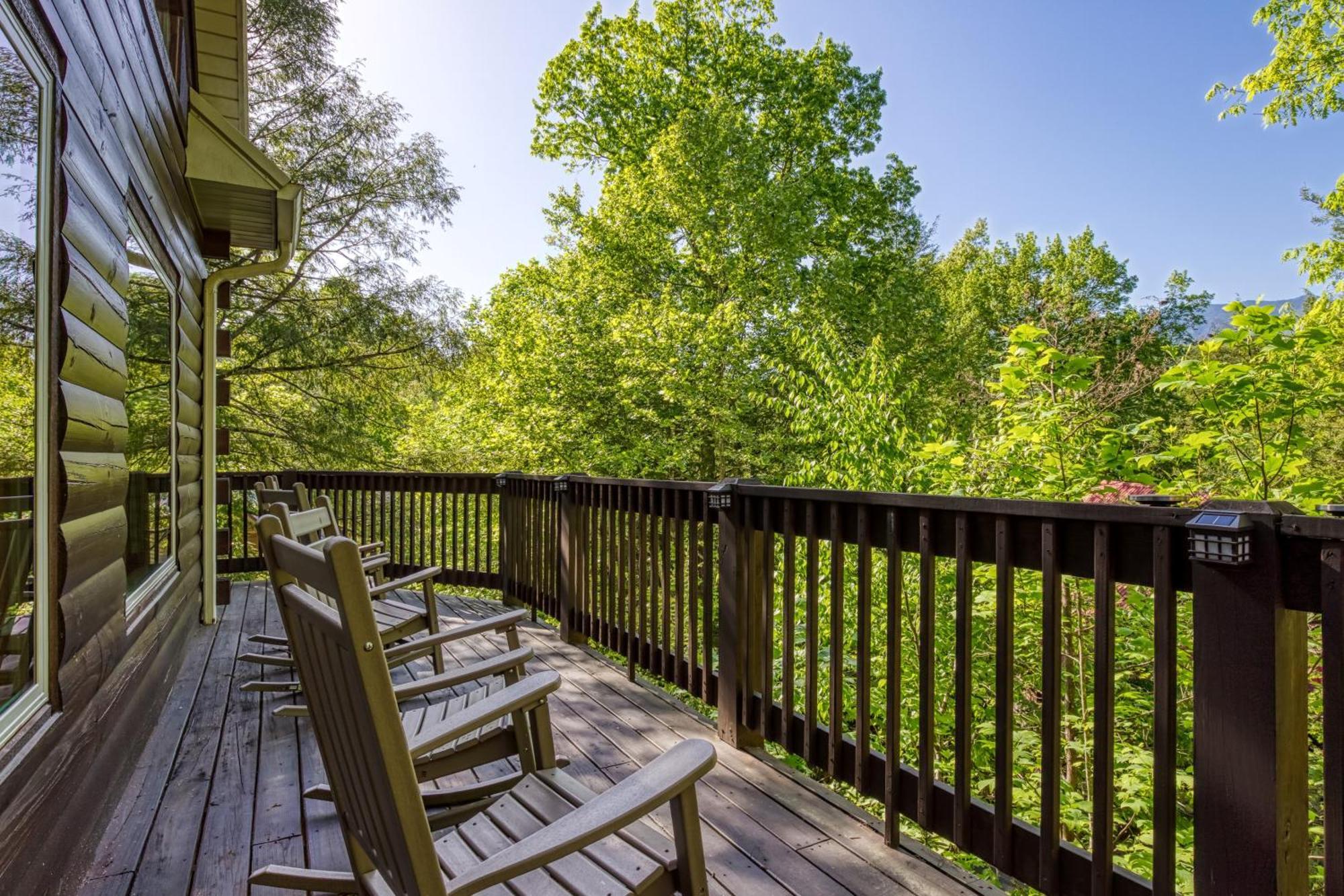Family Size, Wood Cabin, Pool Table, Hot Tub Holiday home