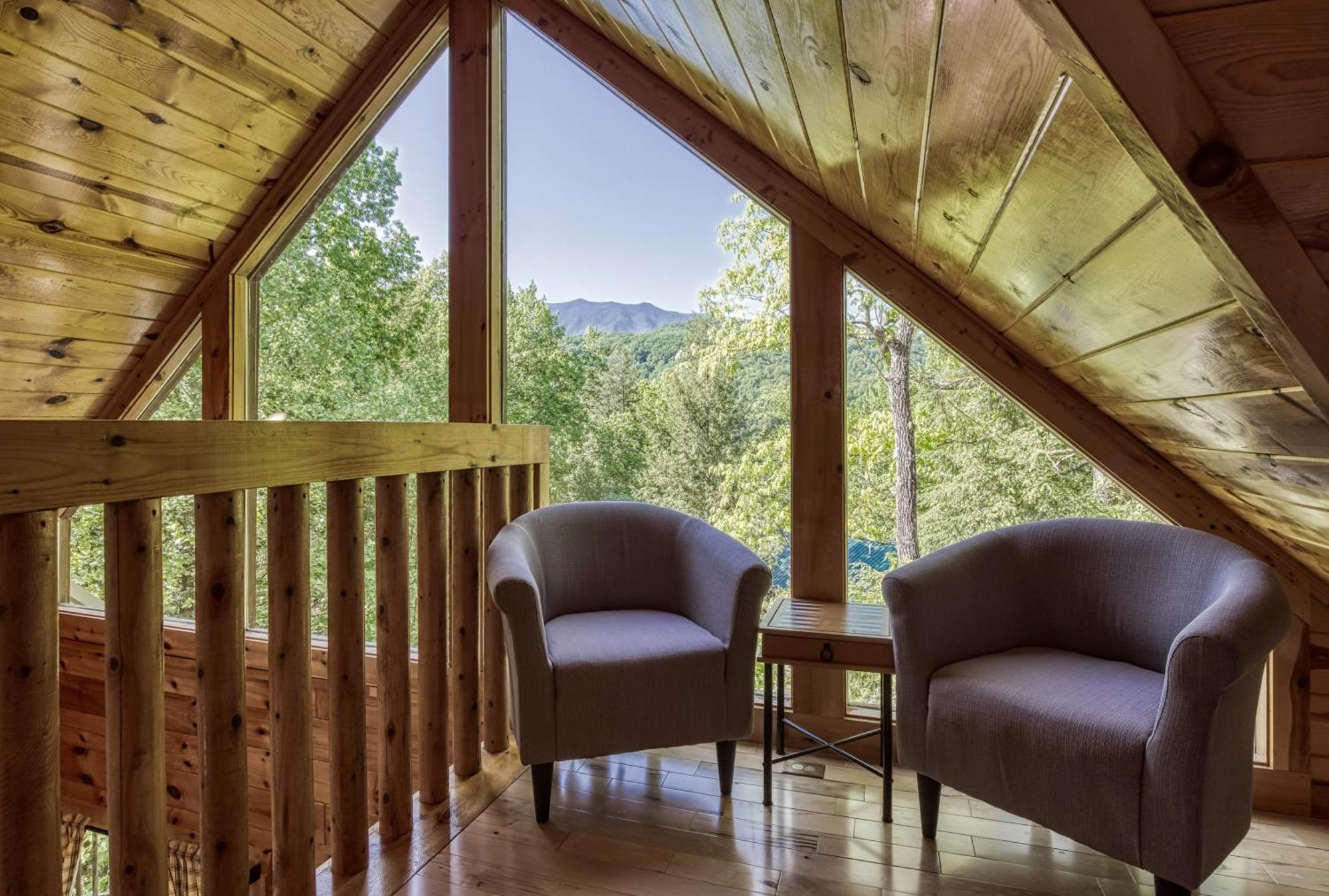 Family Size, Wood Cabin, Pool Table, Hot Tub Holiday home *