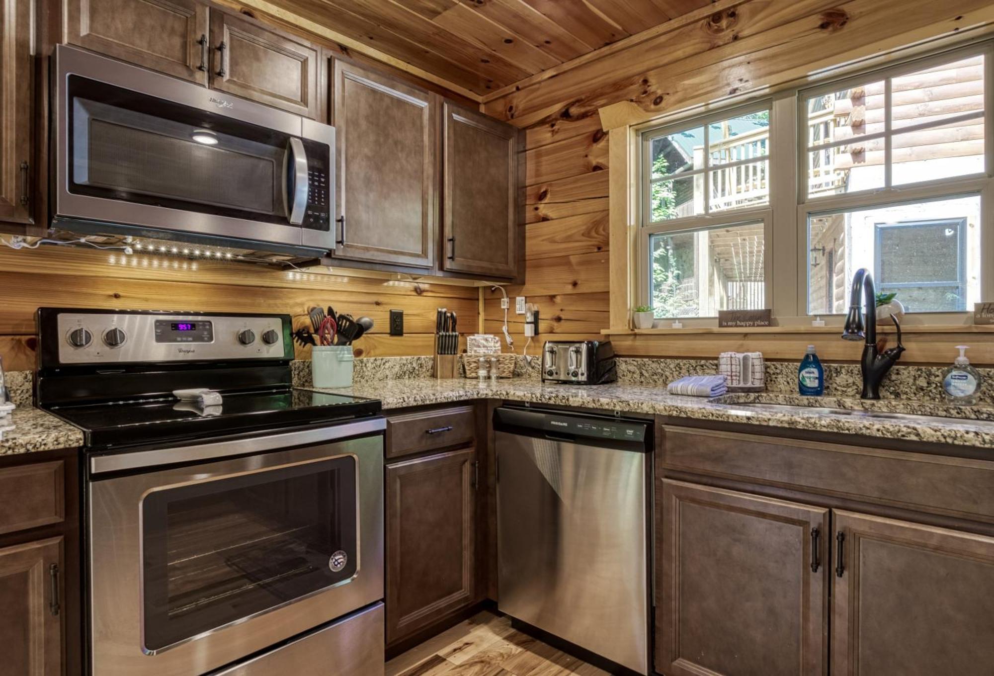Family Size, Wood Cabin, Pool Table, Hot Tub Holiday home Gatlinburg
