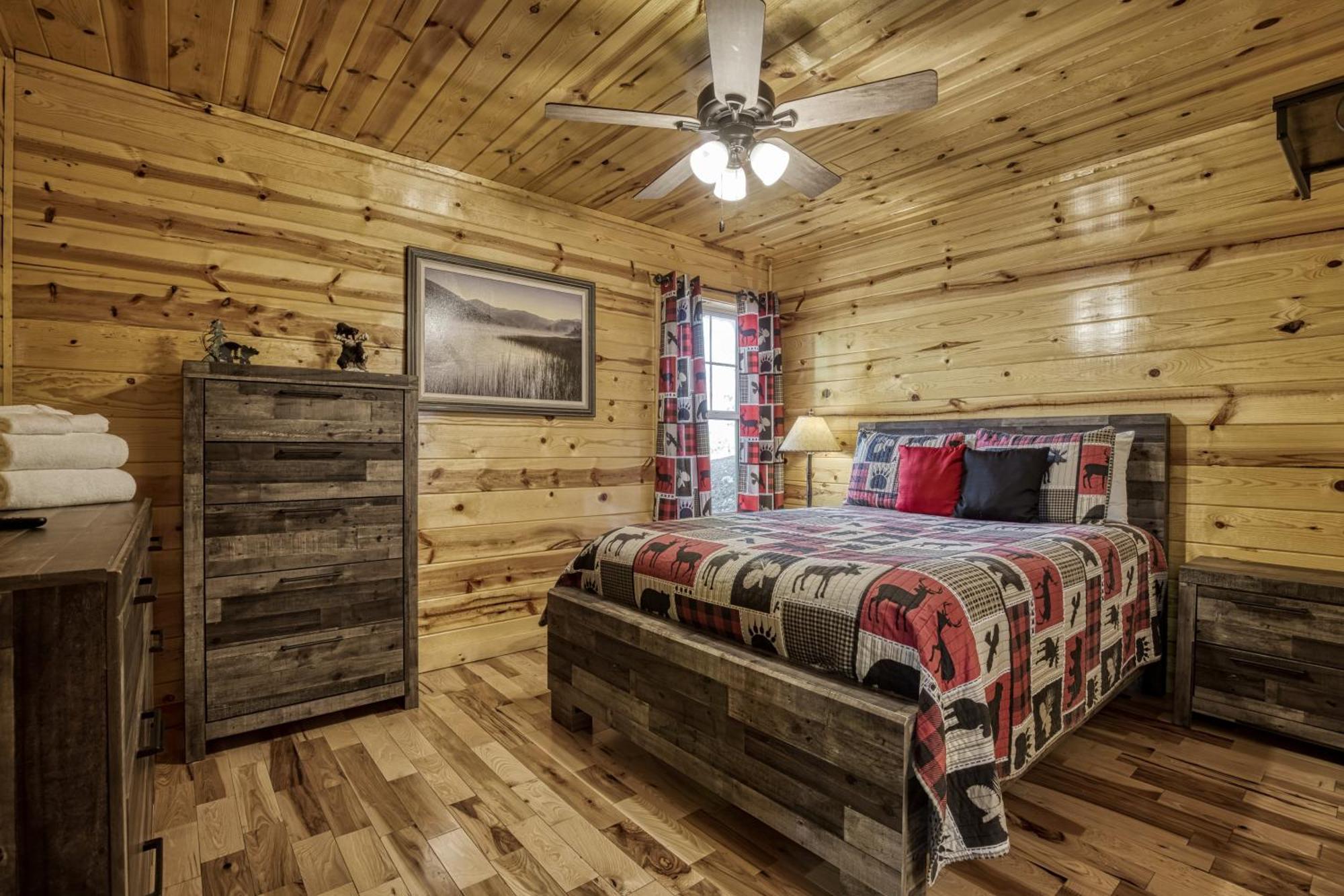 Family Size, Wood Cabin, Pool Table, Hot Tub Gatlinburg