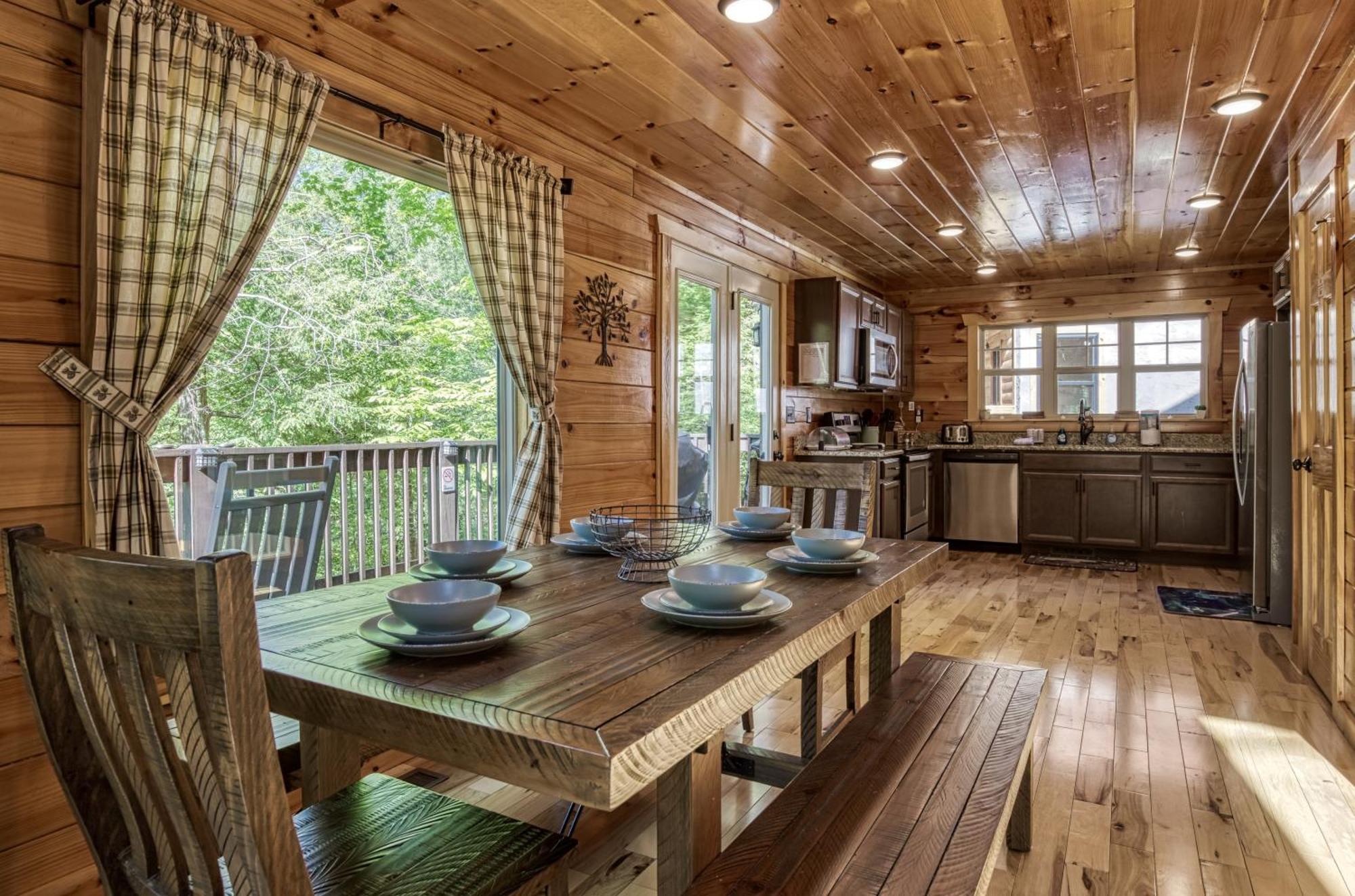 Family Size, Wood Cabin, Pool Table, Hot Tub * Gatlinburg