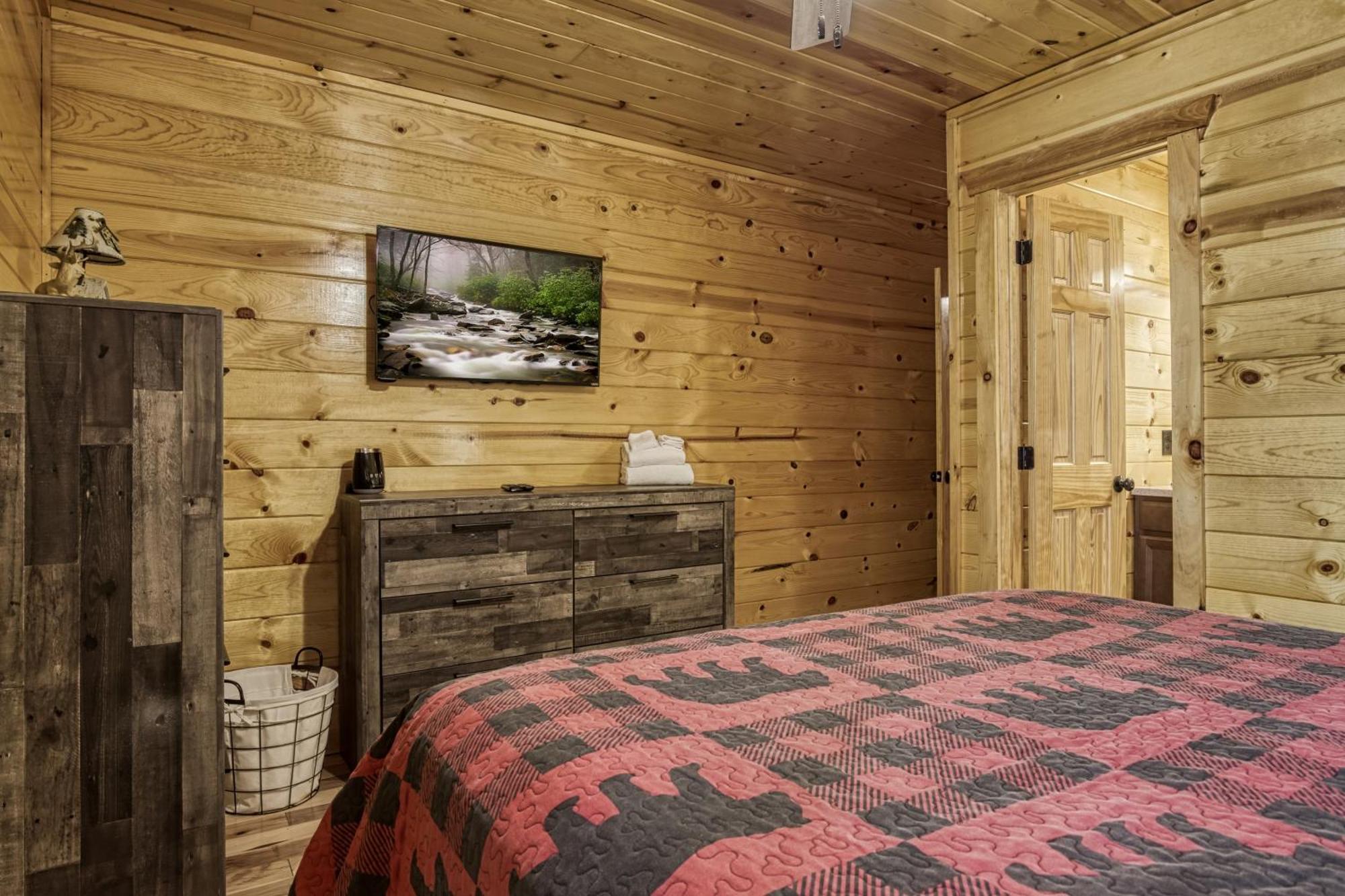 Family Size, Wood Cabin, Pool Table, Hot Tub