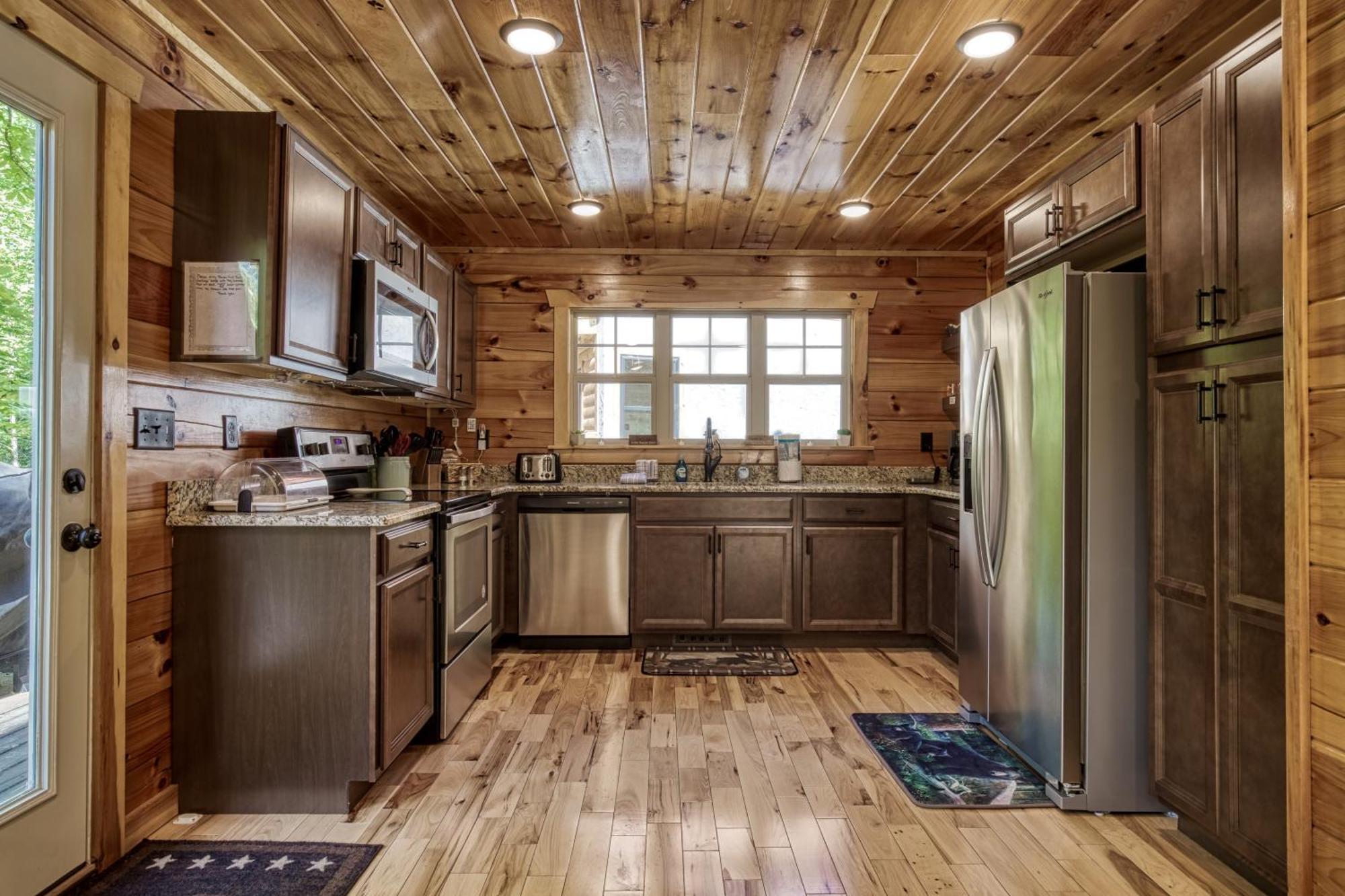 Family Size, Wood Cabin, Pool Table, Hot Tub Holiday home
