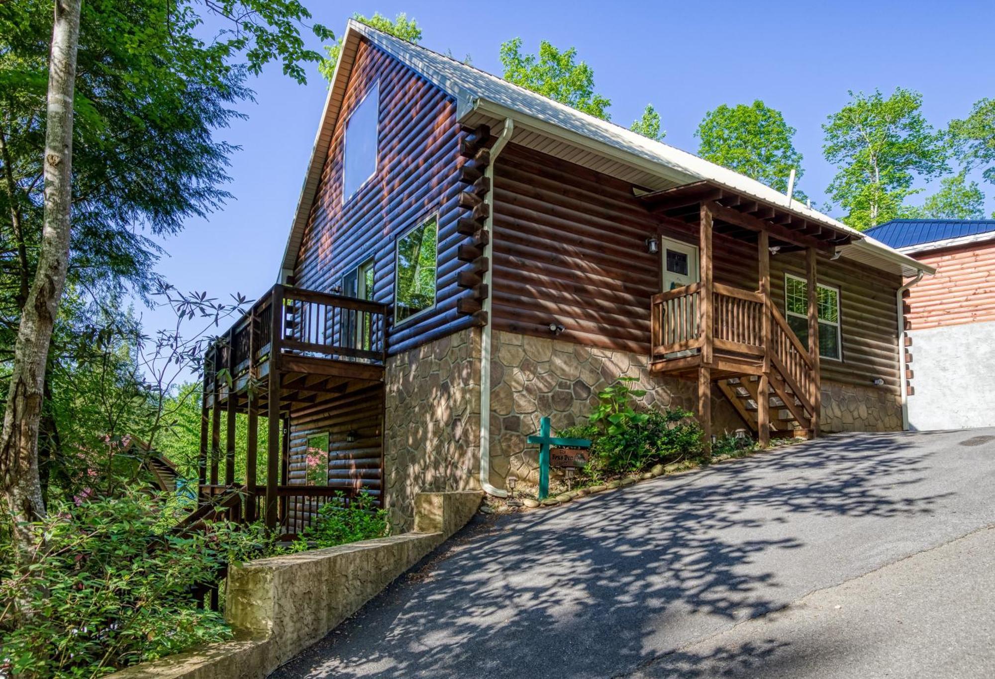 Family Size, Wood Cabin, Pool Table, Hot Tub Holiday home *