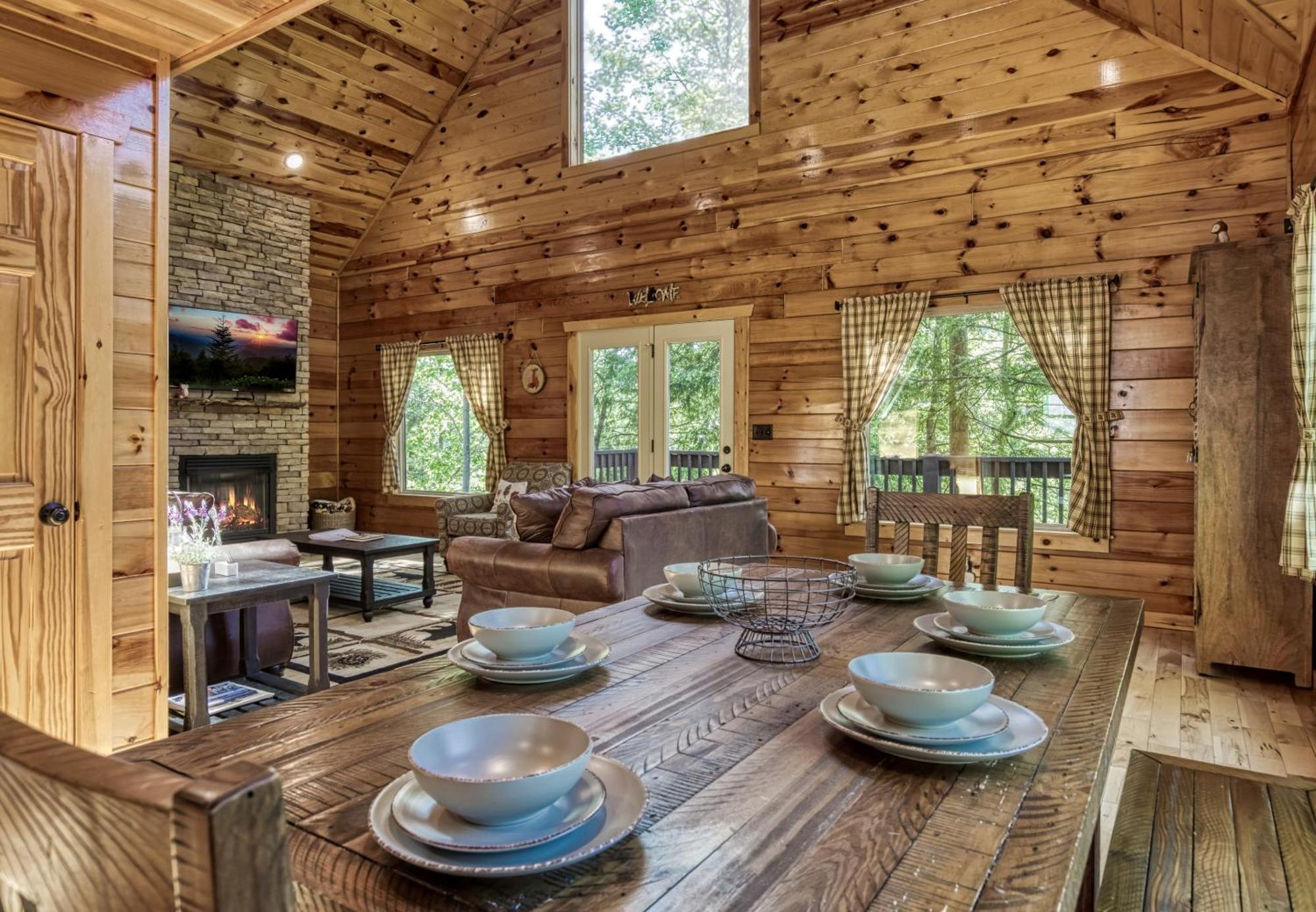 Family Size, Wood Cabin, Pool Table, Hot Tub Holiday home Gatlinburg