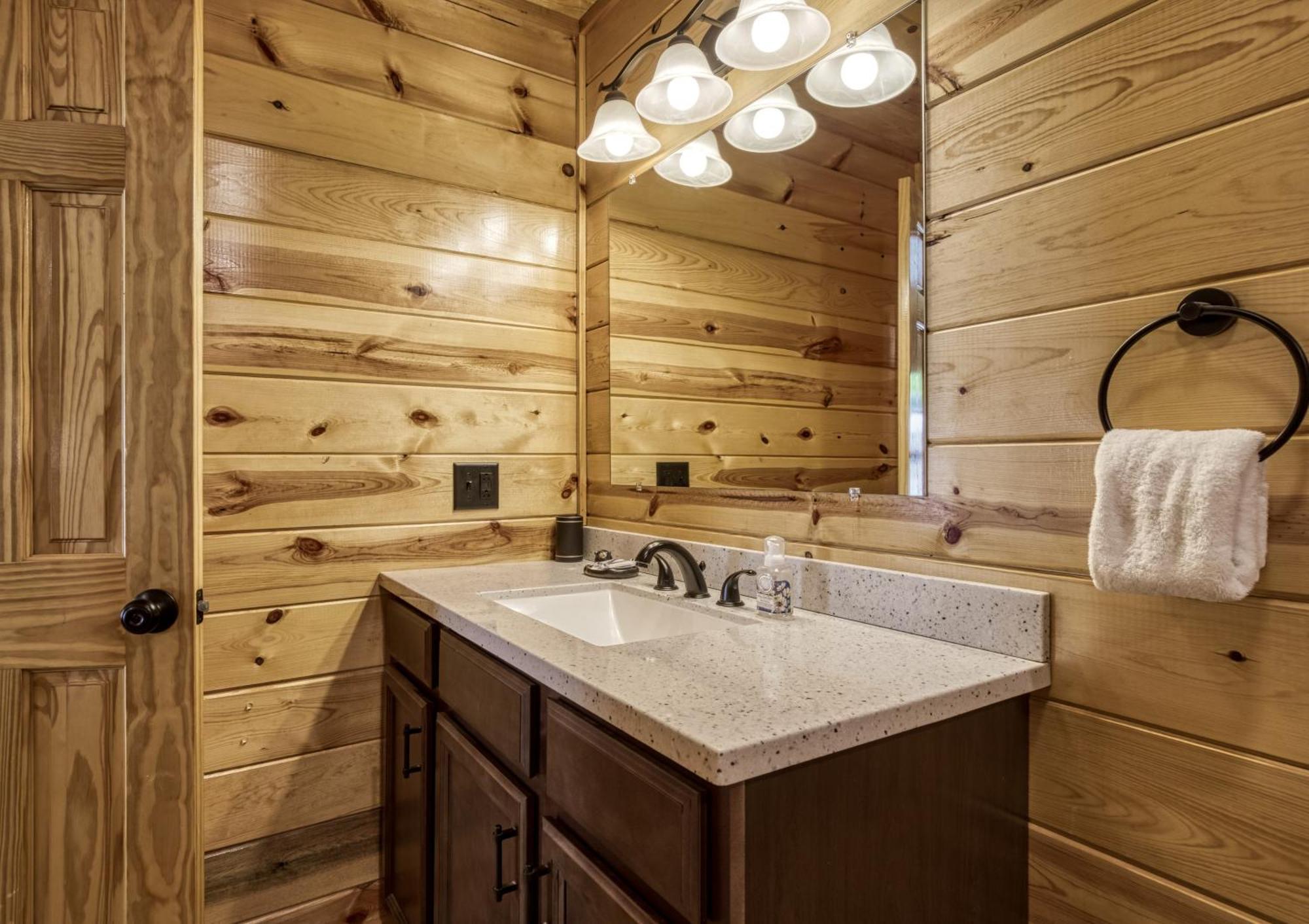 Family Size, Wood Cabin, Pool Table, Hot Tub *