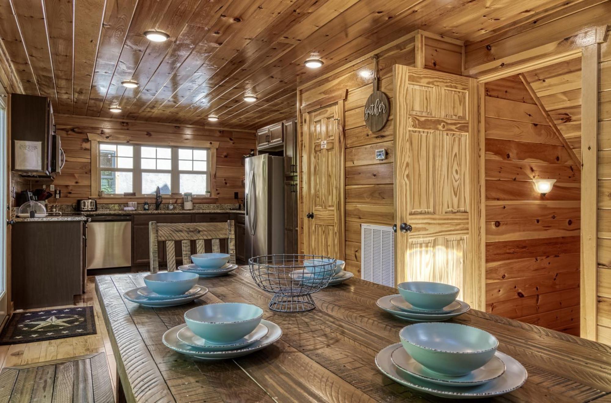 Family Size, Wood Cabin, Pool Table, Hot Tub Holiday home