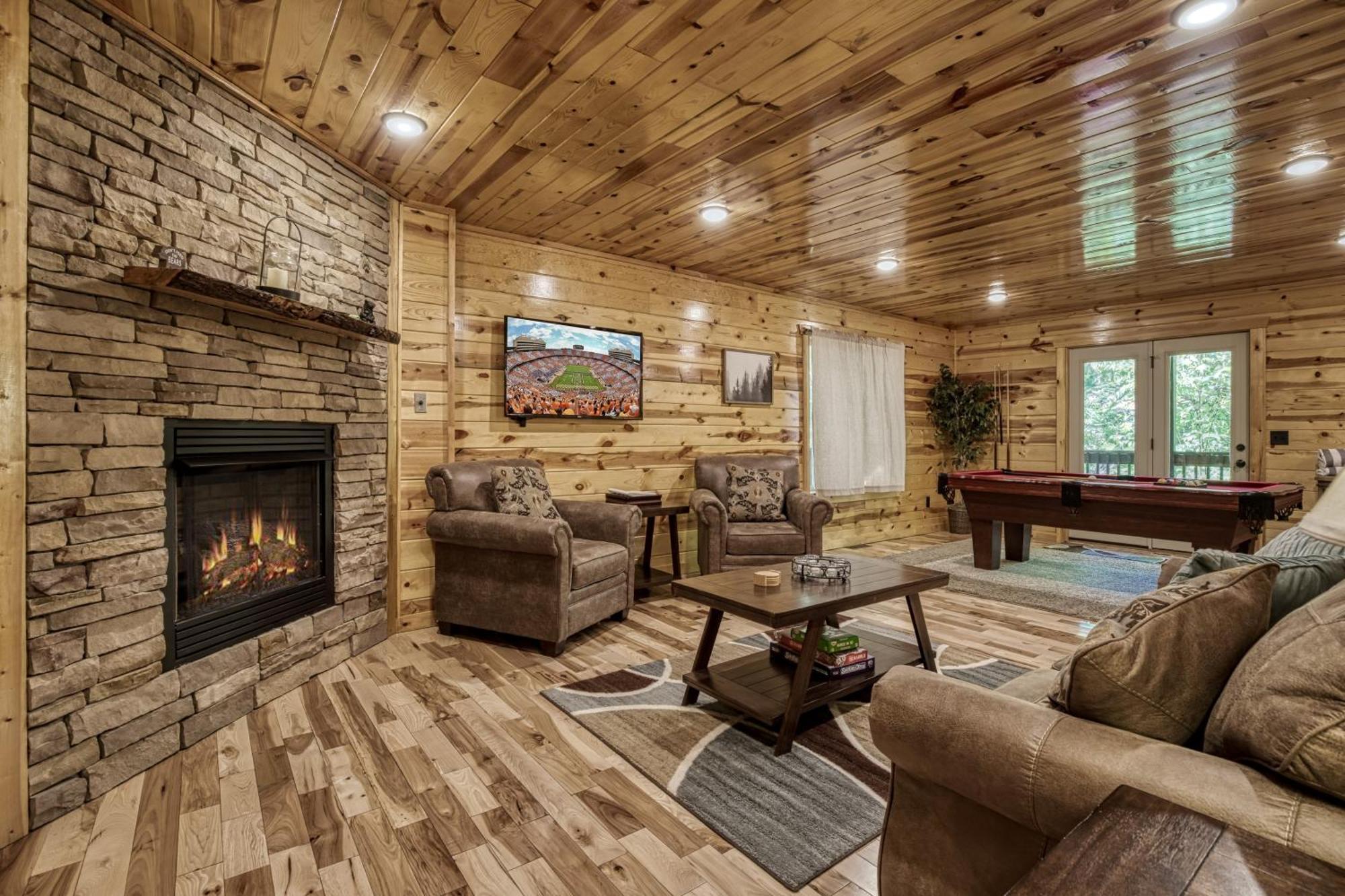 Family Size, Wood Cabin, Pool Table, Hot Tub Holiday home *
