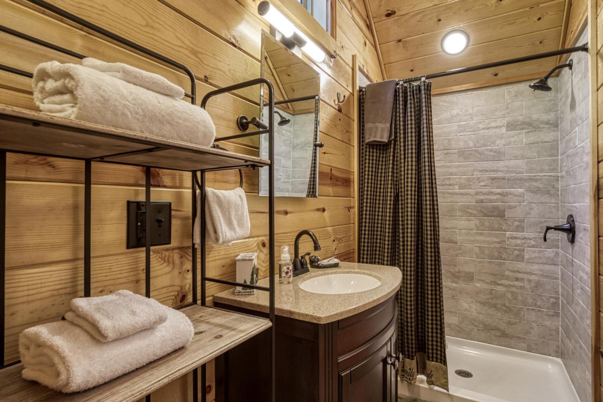 Holiday home Family Size, Wood Cabin, Pool Table, Hot Tub *