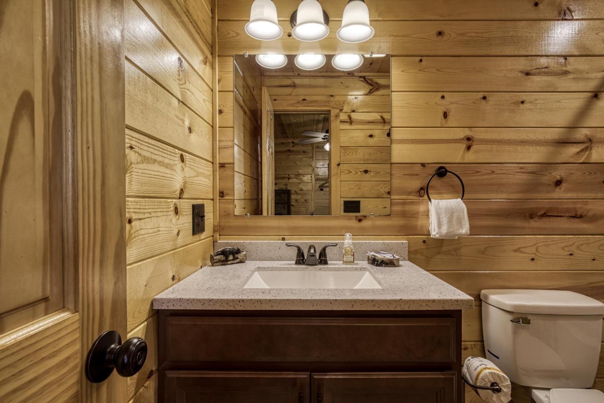 Family Size, Wood Cabin, Pool Table, Hot Tub Holiday home Gatlinburg