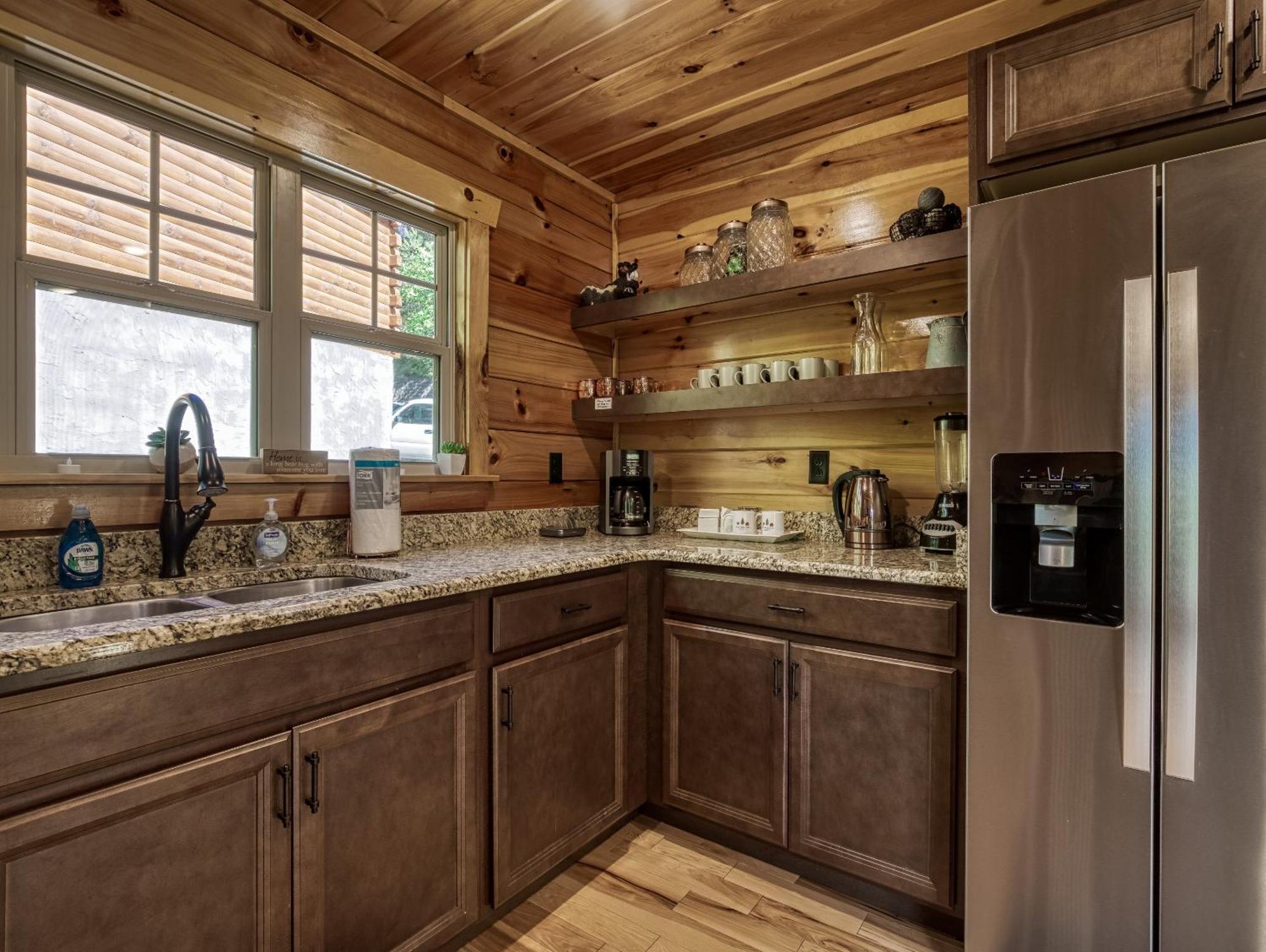 Family Size, Wood Cabin, Pool Table, Hot Tub * Gatlinburg