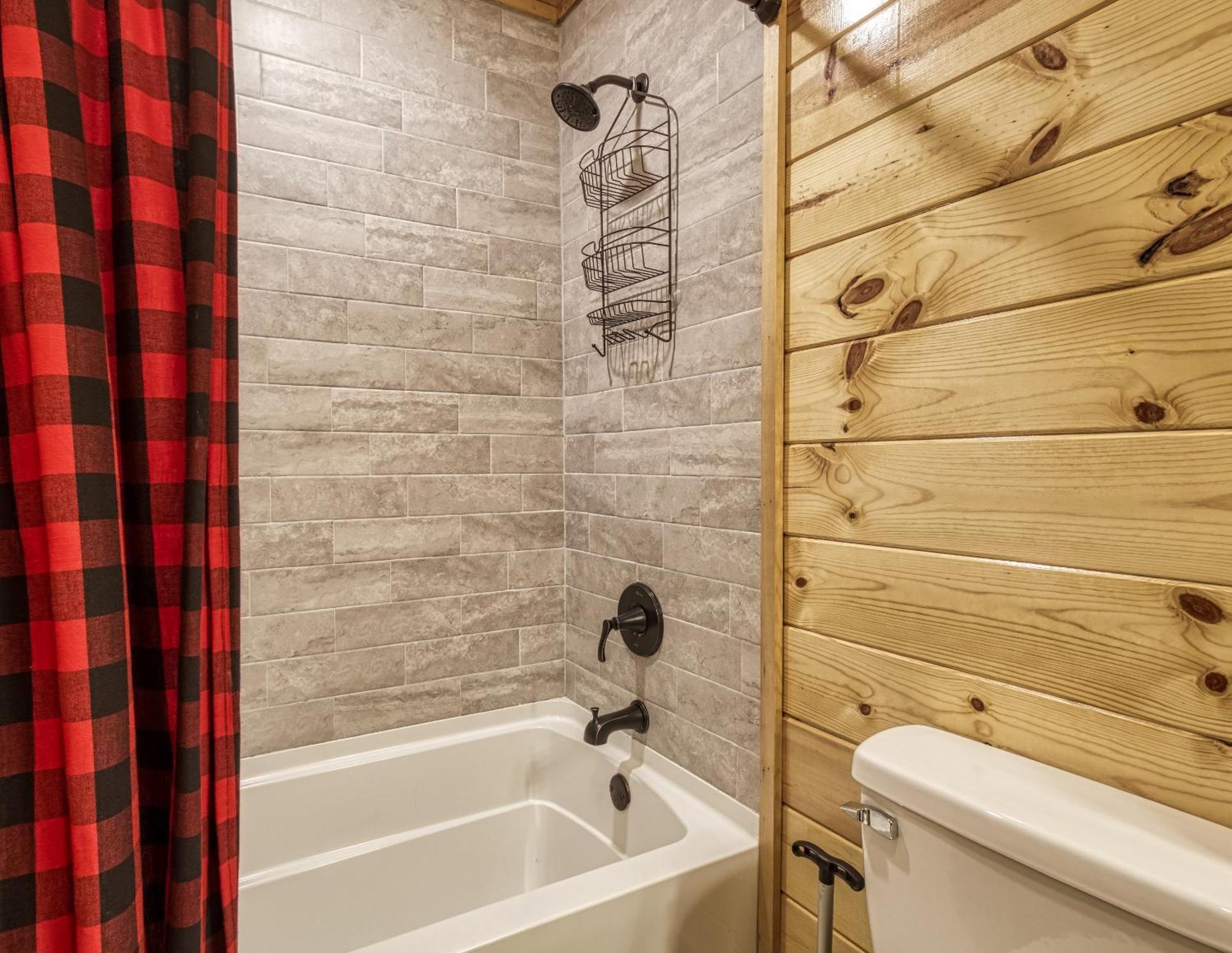 Family Size, Wood Cabin, Pool Table, Hot Tub Holiday home *