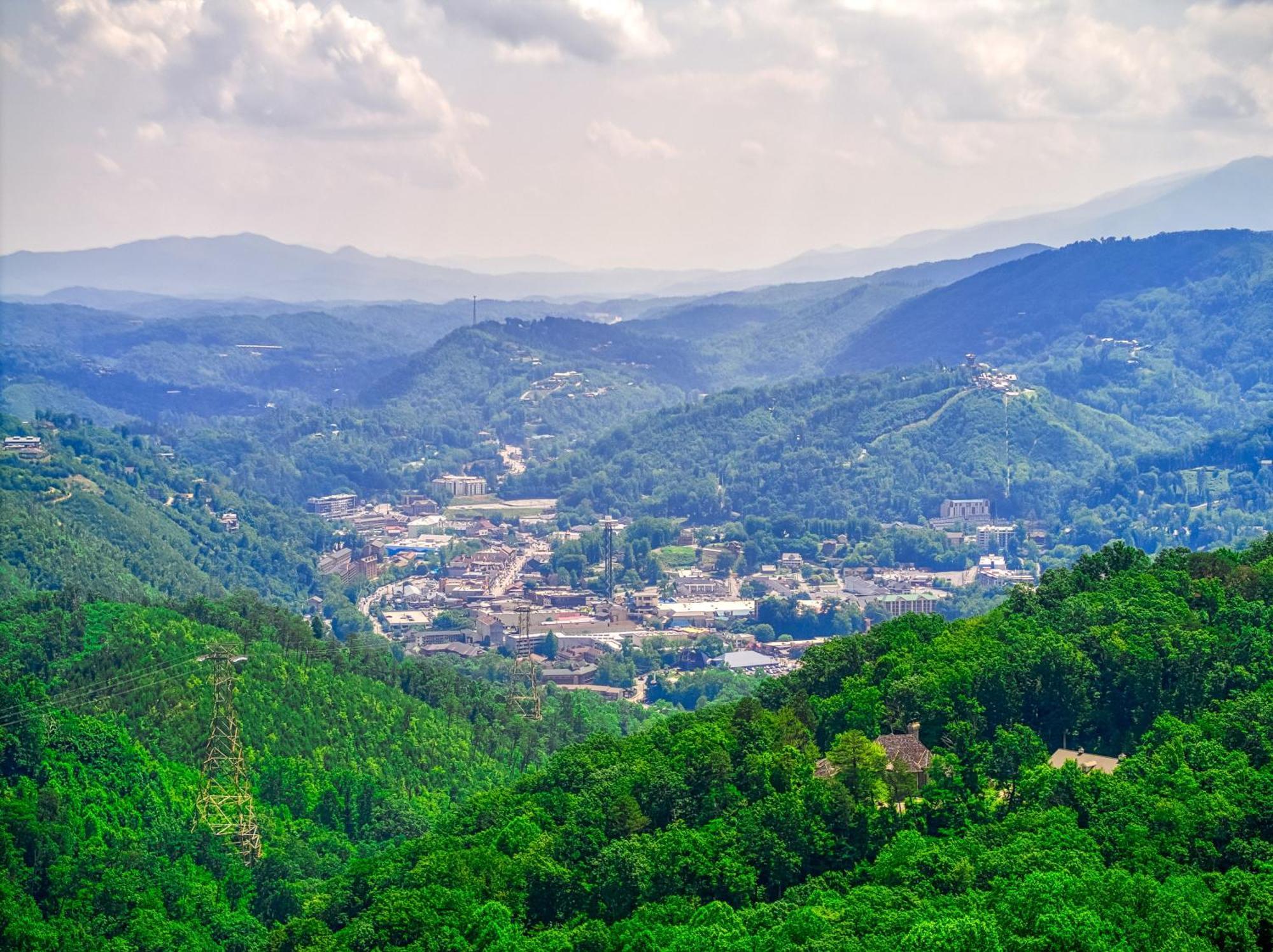 Dancing Bear Lodge, 1089 Free Attraction Tickets For Each Paid Day, Dollywood And Holiday home Gatlinburg