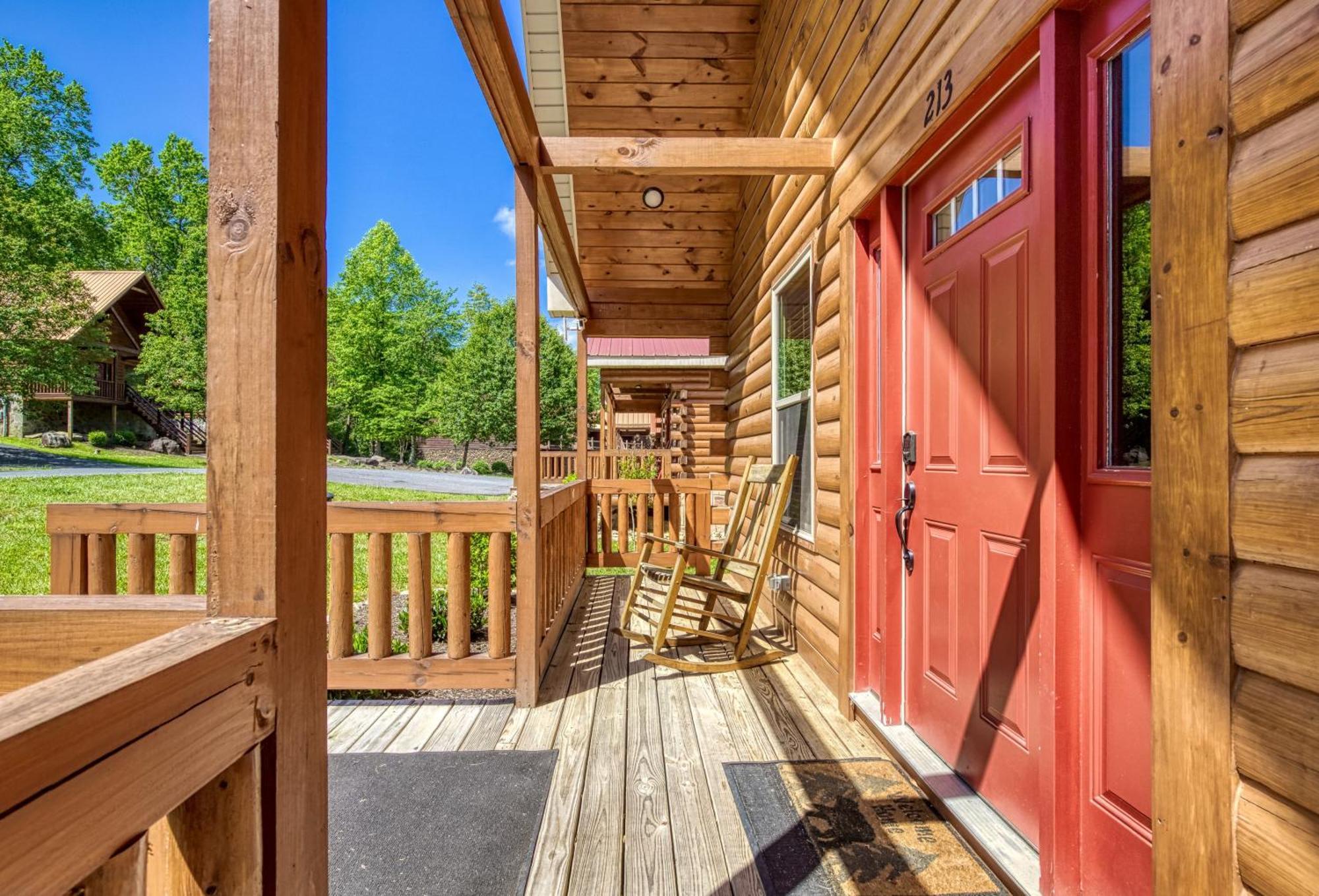 Cozy Log Cabin, Hot Tub, Pool Table, Pool Access *