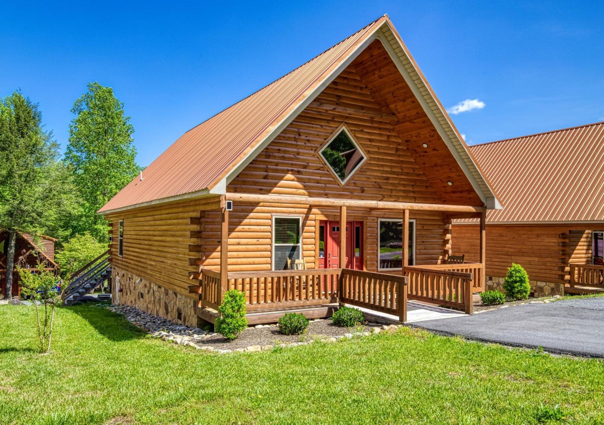 Cozy Log Cabin, Hot Tub, Pool Table, Pool Access *