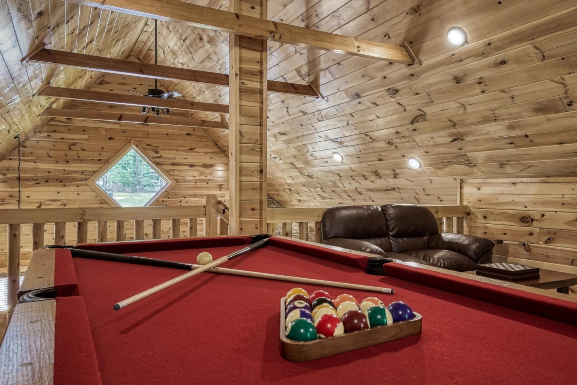 Holiday home Cozy Log Cabin, Hot Tub, Pool Table, Pool Access *