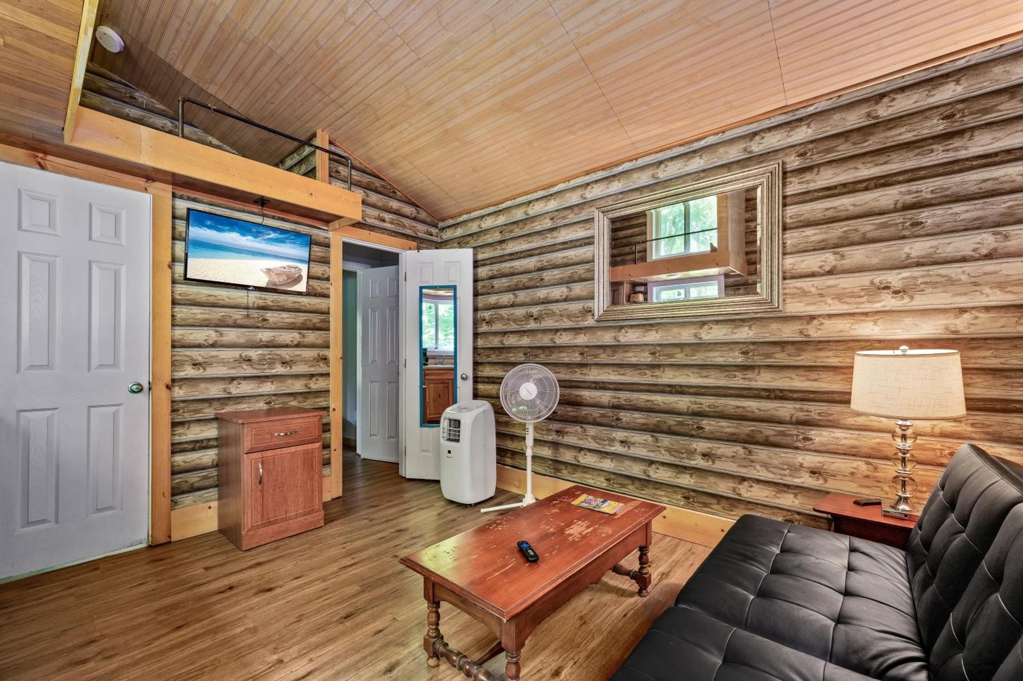 Secluded Nature Views, Hot Tub, Wifi, King Bed, Fireplace