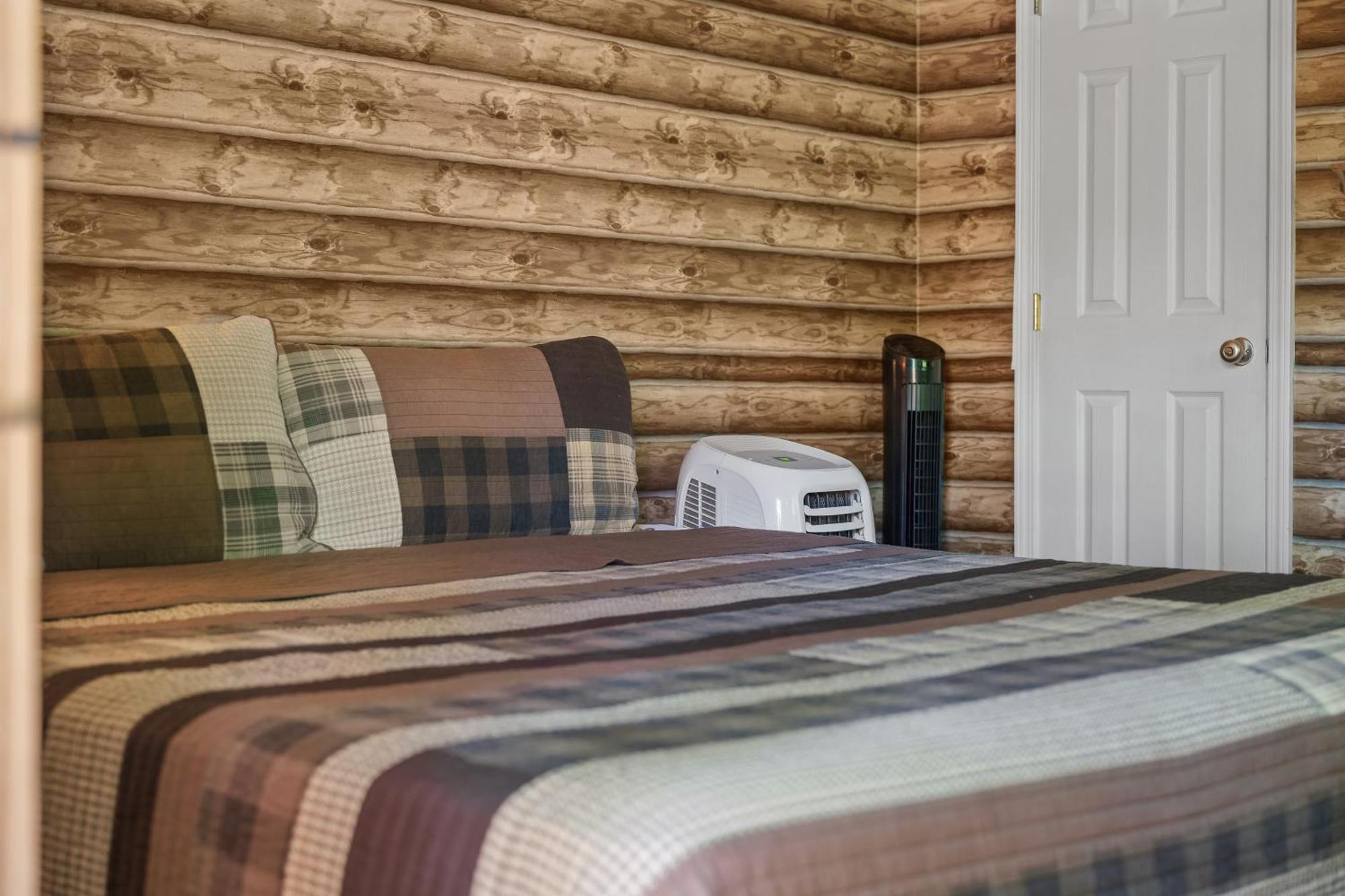 Secluded Nature Views, Hot Tub, Wifi, King Bed, Fireplace Holiday home