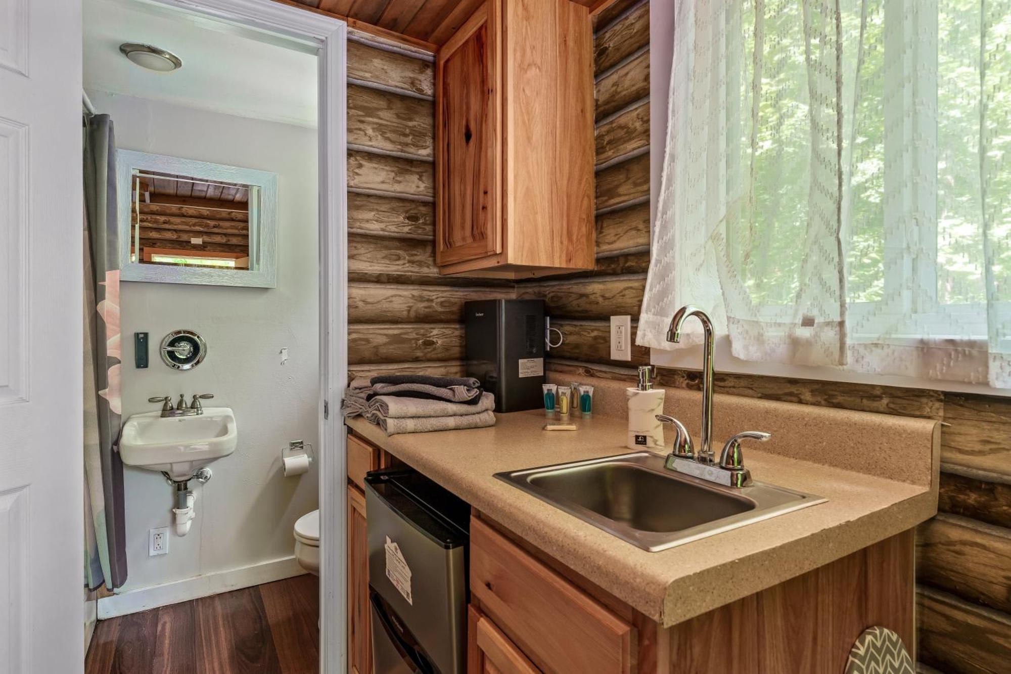 Secluded Nature Views, Hot Tub, Wifi, King Bed, Fireplace Holiday home