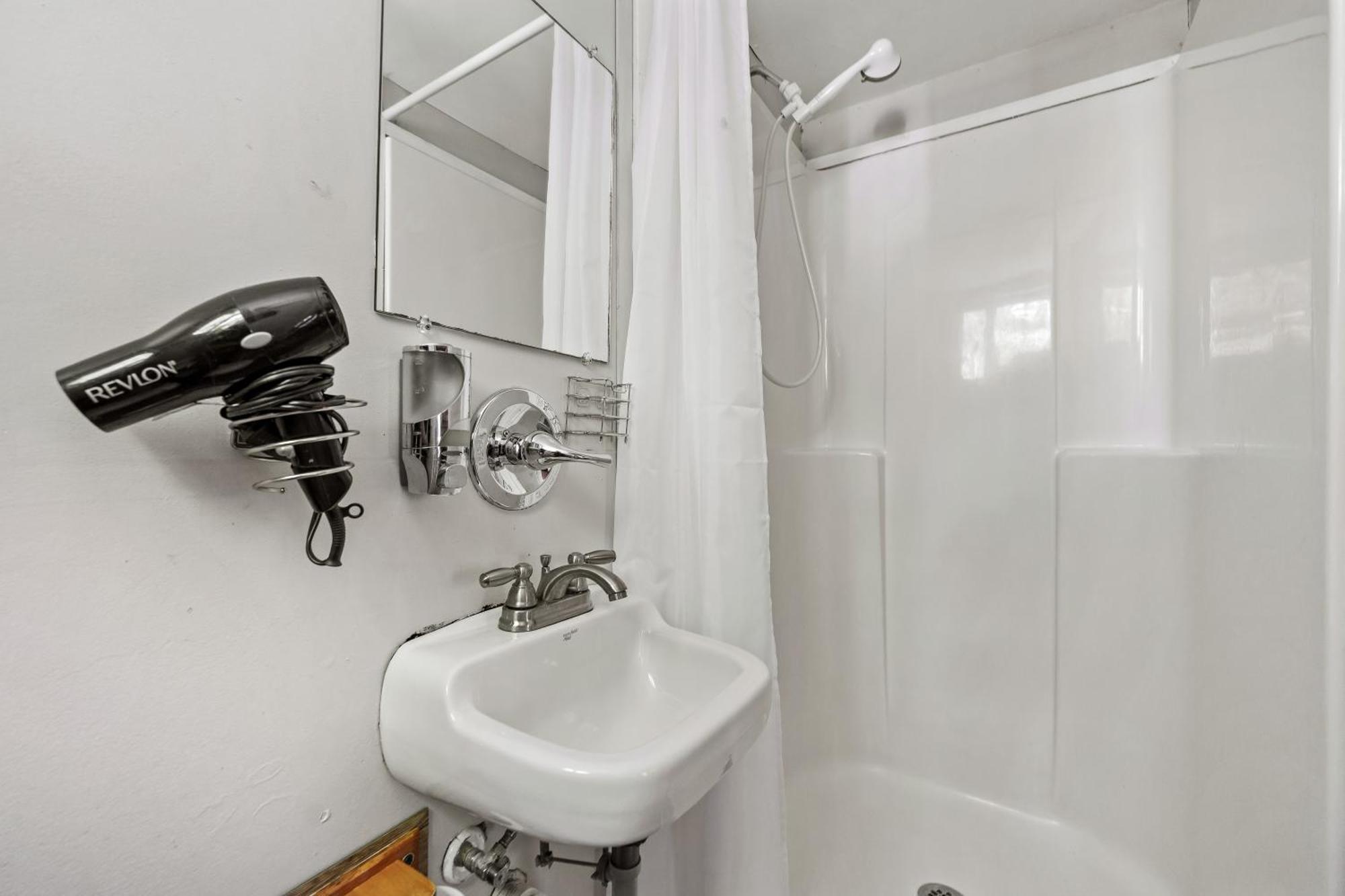Secluded Nature Views, Hot Tub, Wifi, King Bed, Fireplace Holiday home *