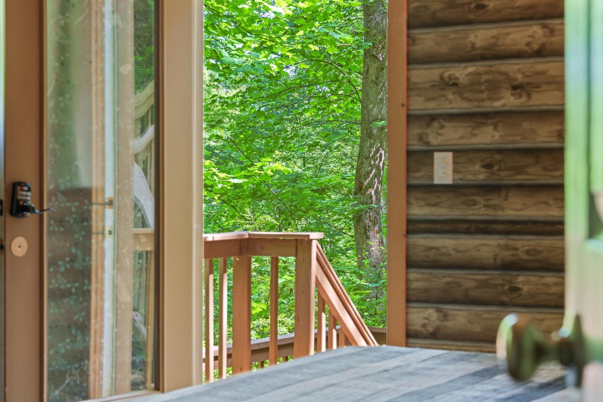 Secluded Nature Views, Hot Tub, Wifi, King Bed, Fireplace * Gatlinburg