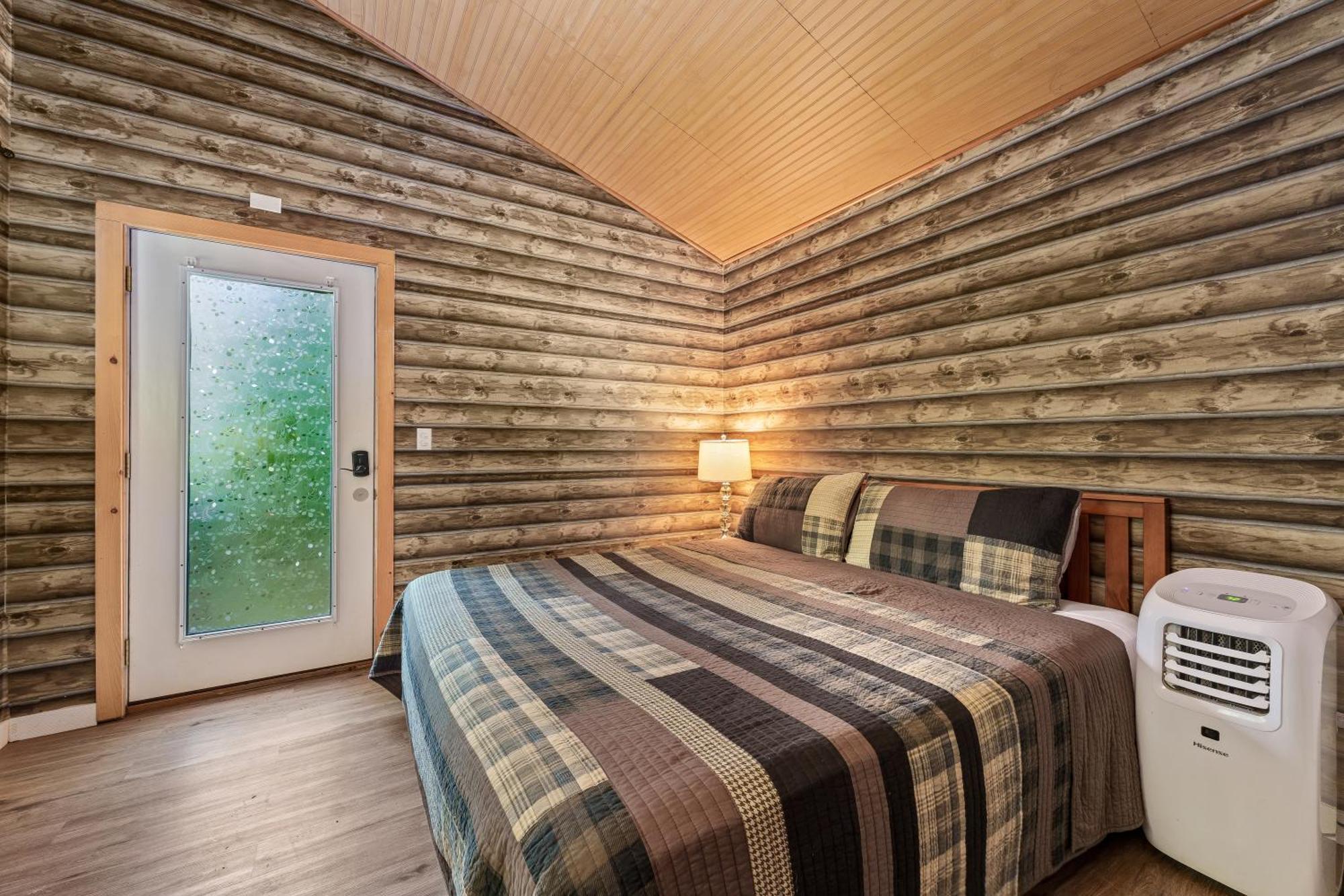 Secluded Nature Views, Hot Tub, Wifi, King Bed, Fireplace Holiday home