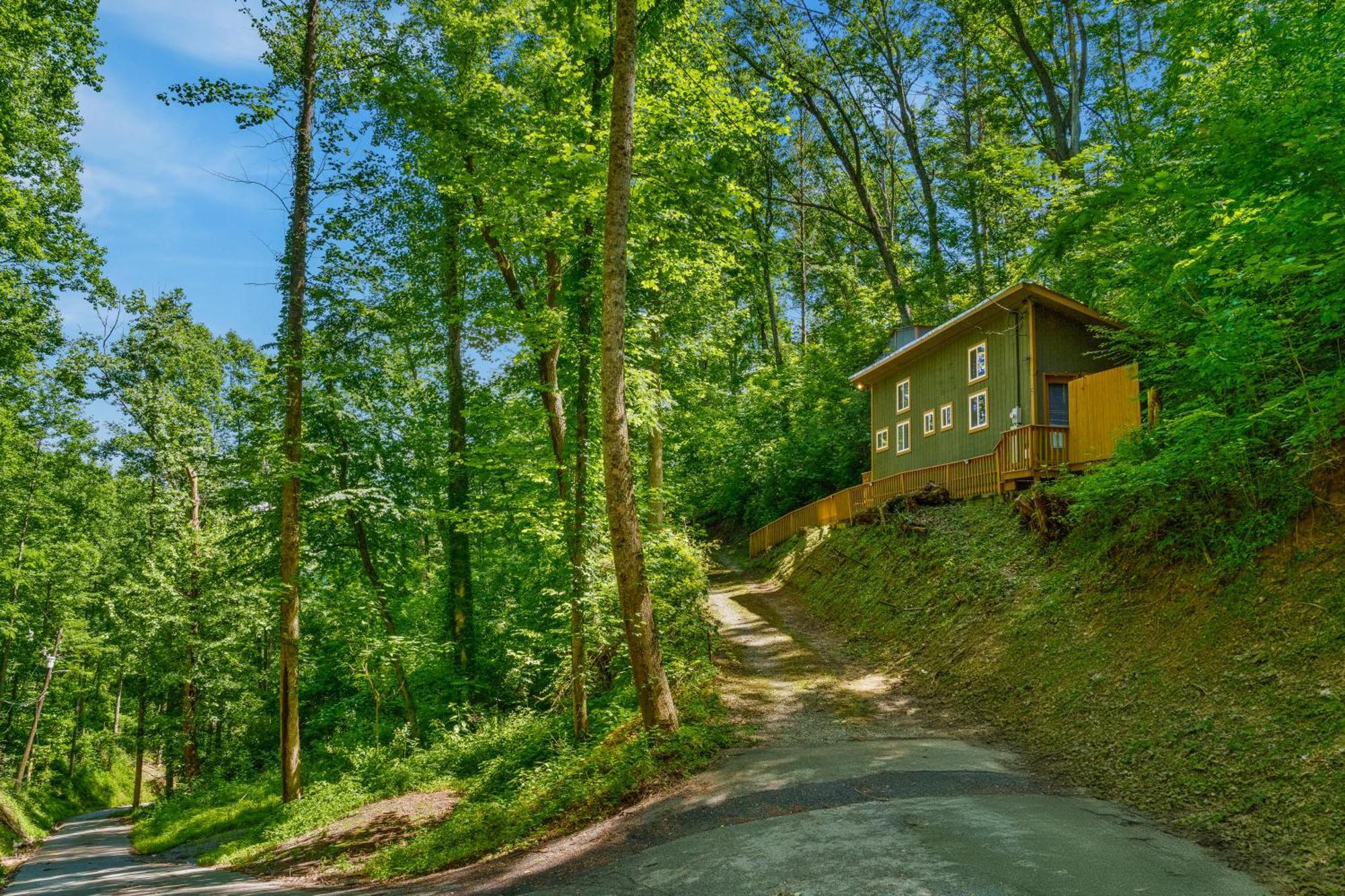 Secluded Nature Views, Hot Tub, Wifi, King Bed, Fireplace Holiday home *
