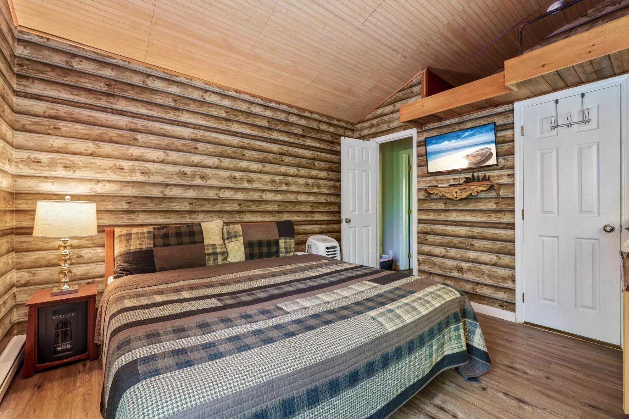 Holiday home Secluded Nature Views, Hot Tub, Wifi, King Bed, Fireplace *