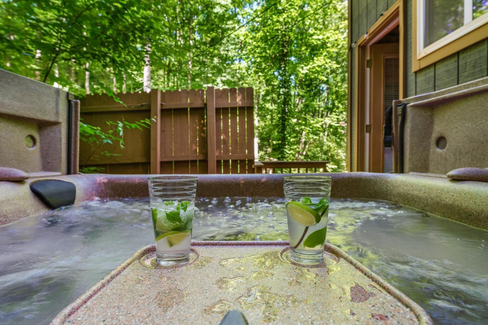Secluded Nature Views, Hot Tub, Wifi, King Bed, Fireplace *