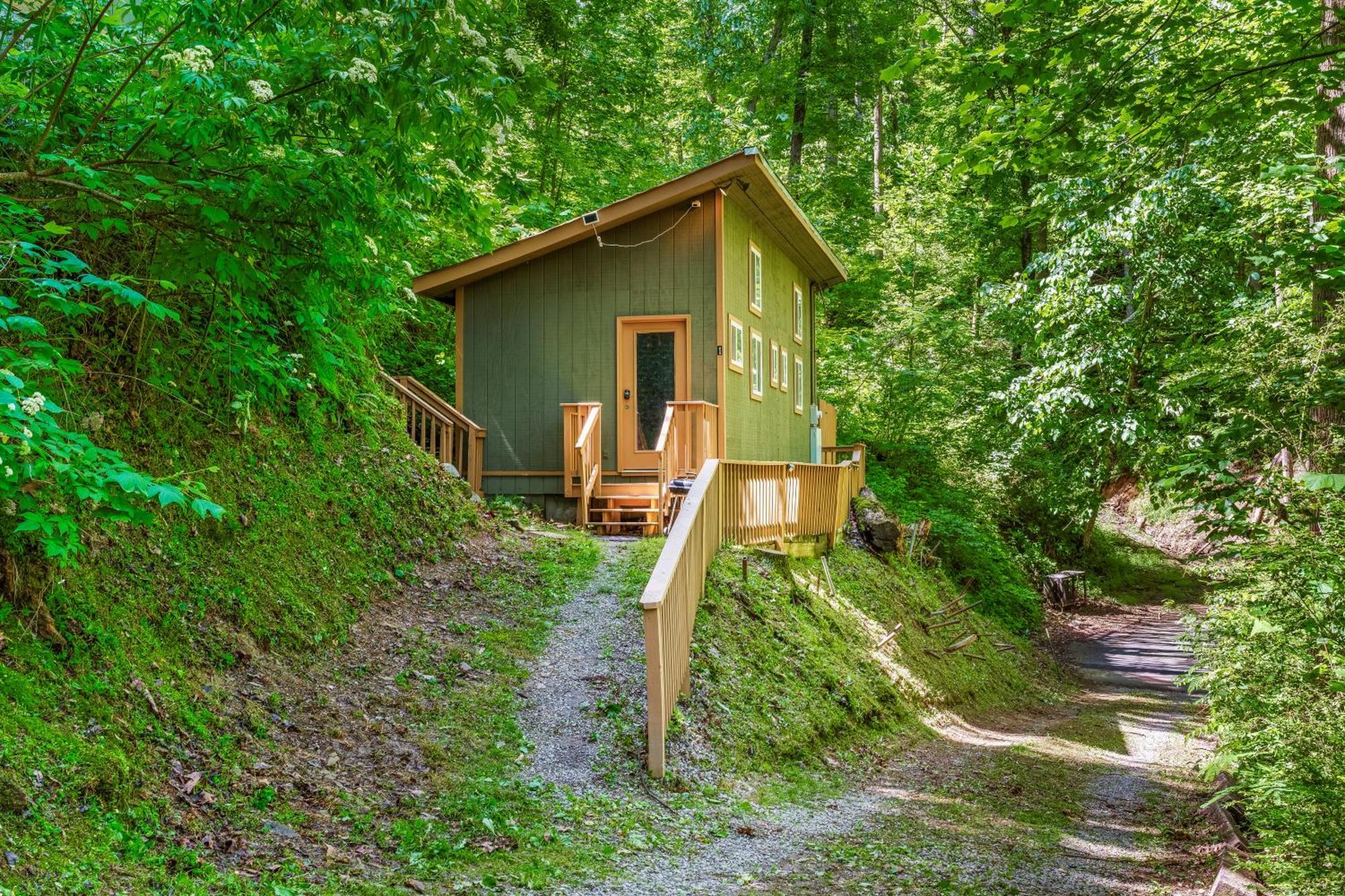Secluded Nature Views, Hot Tub, Wifi, King Bed, Fireplace Gatlinburg