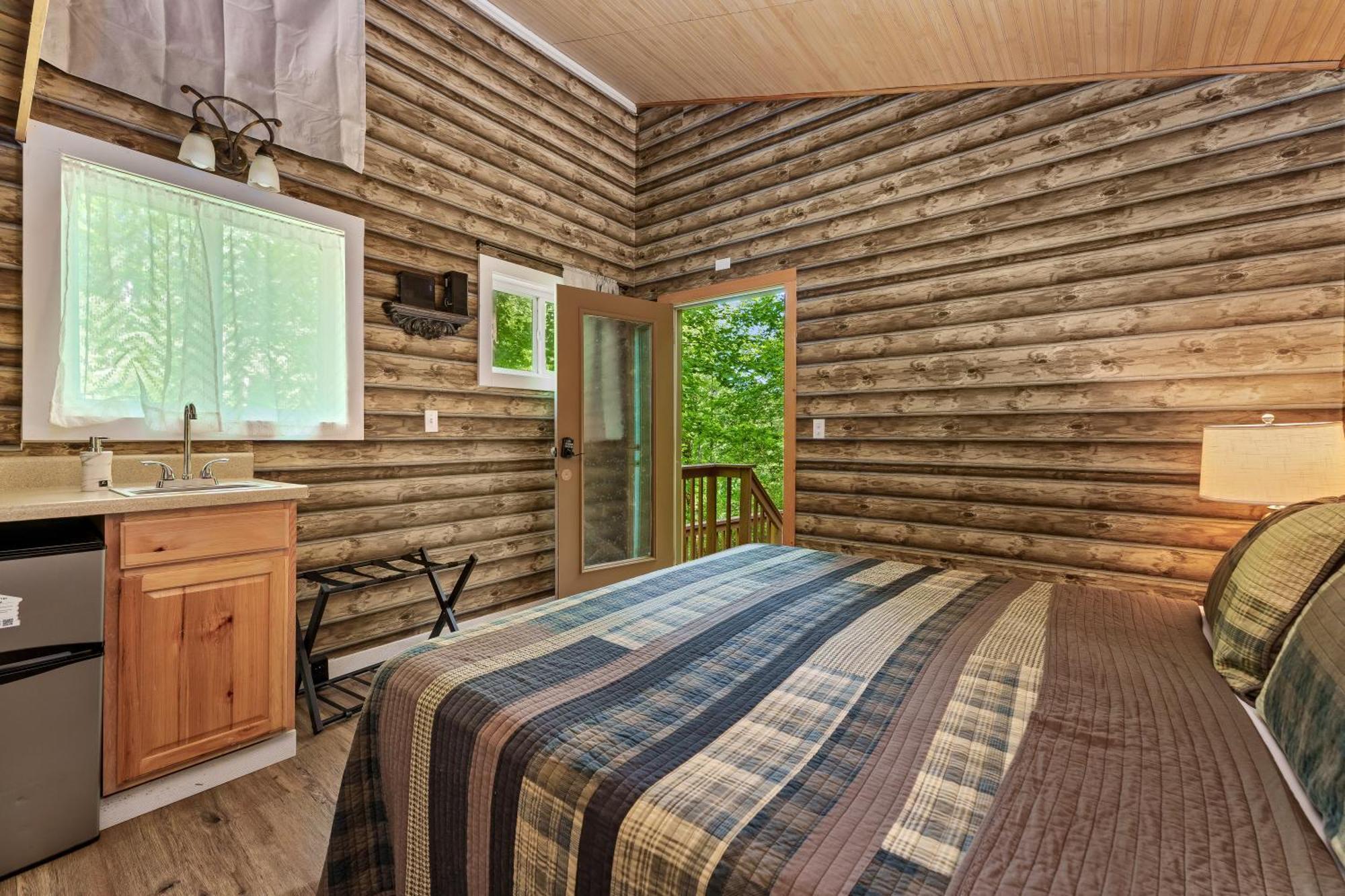 Secluded Nature Views, Hot Tub, Wifi, King Bed, Fireplace