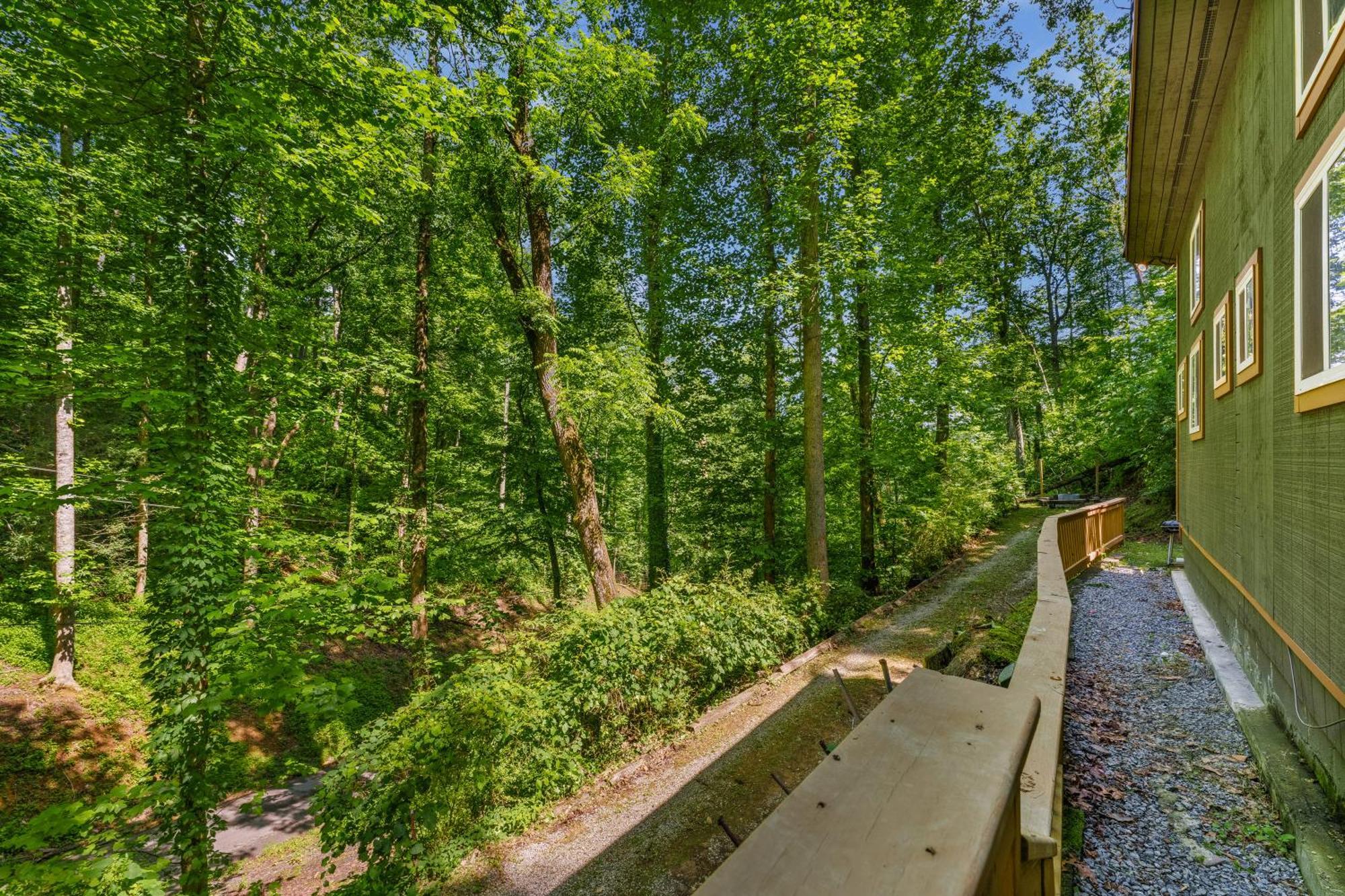 Secluded Nature Views, Hot Tub, Wifi, King Bed, Fireplace Holiday home