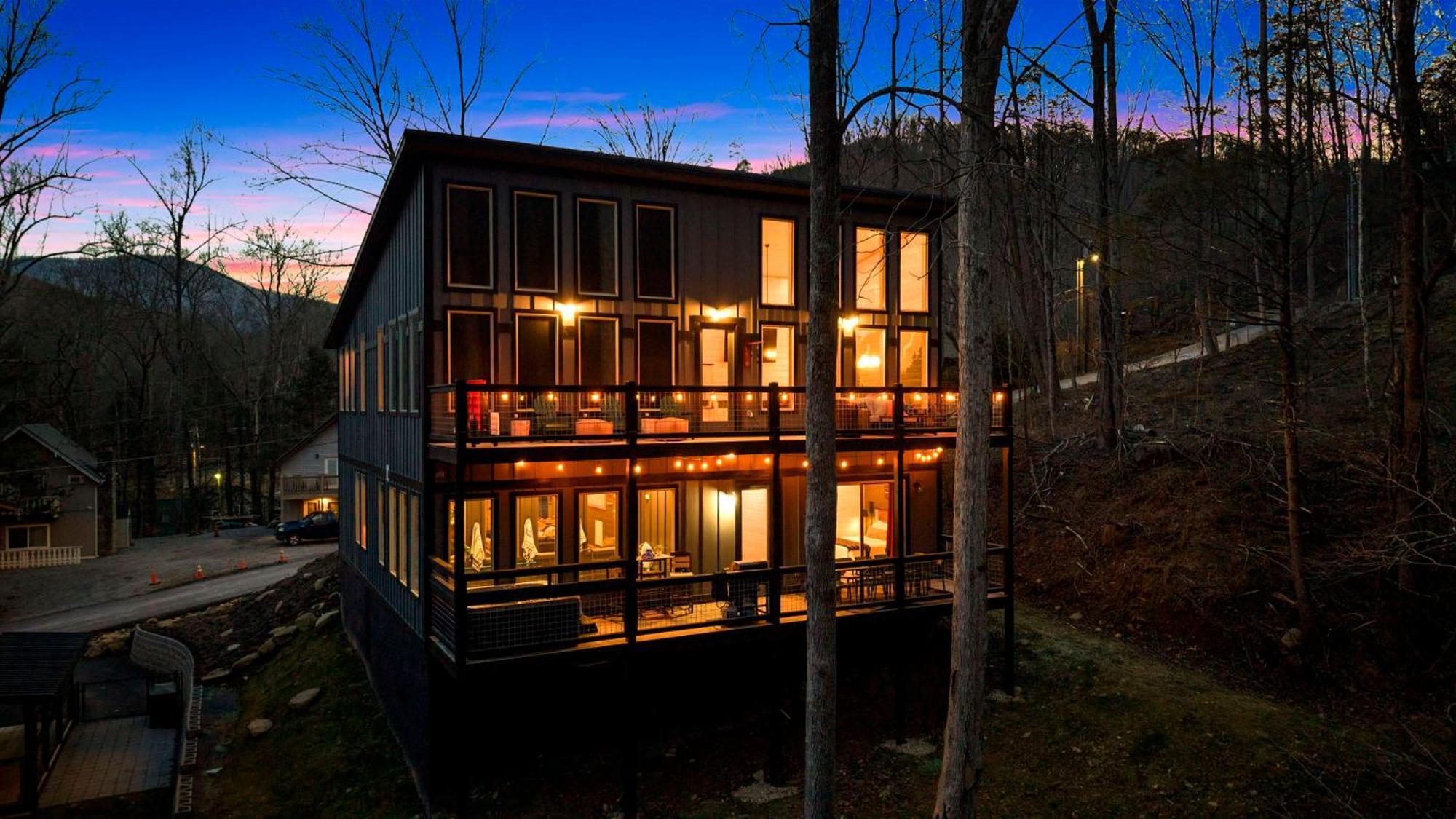 Luxury Cabin, Heated Pool, Theater, Hot Tub *