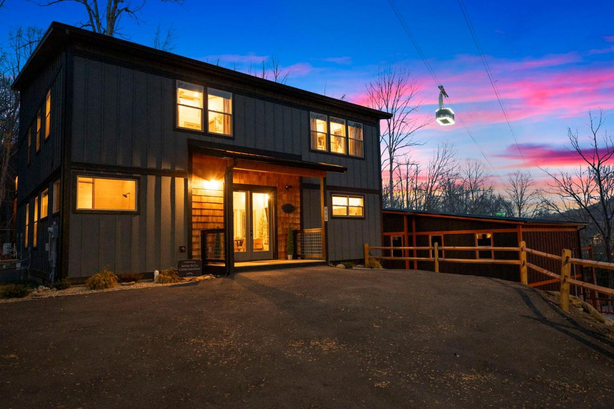 Holiday home Luxury Cabin, Heated Pool, Theater, Hot Tub Gatlinburg