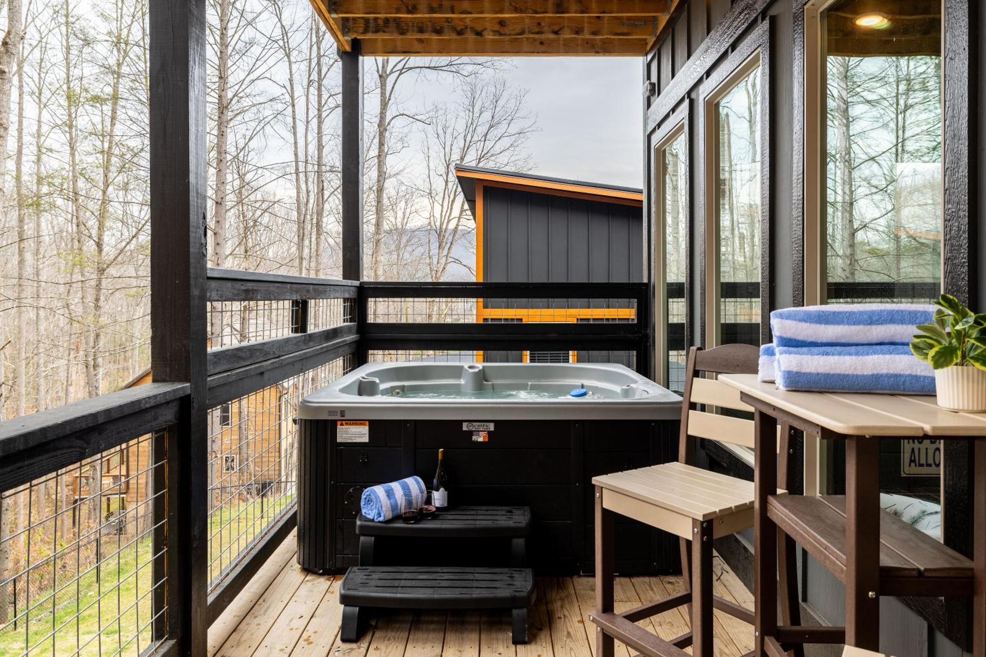Luxury Cabin, Heated Pool, Theater, Hot Tub