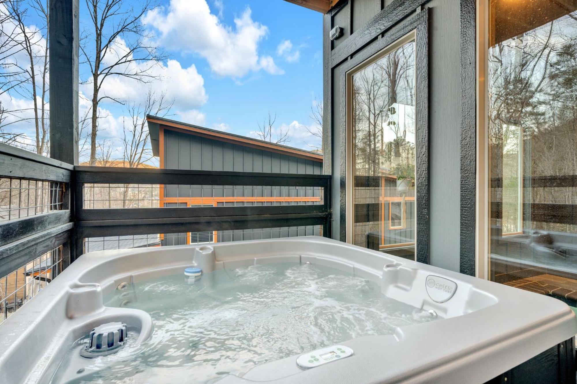 Luxury Cabin, Heated Pool, Theater, Hot Tub Holiday home Gatlinburg