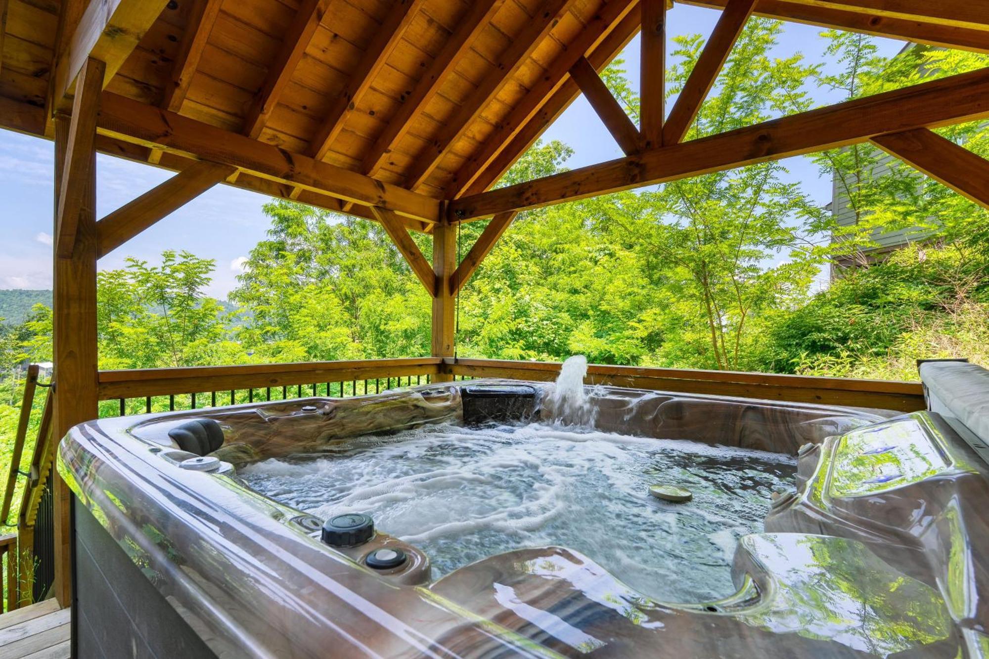 Holiday home Evergreen Echo By Avantstay W Mountain Views Theater Game And Hot Tub Gatlinburg