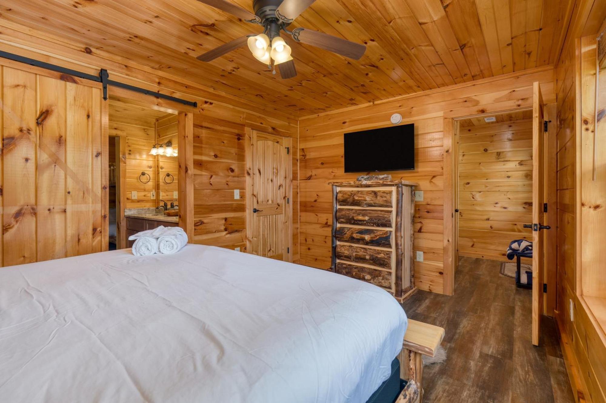 Evergreen Echo By Avantstay W Mountain Views Theater Game And Hot Tub Holiday home