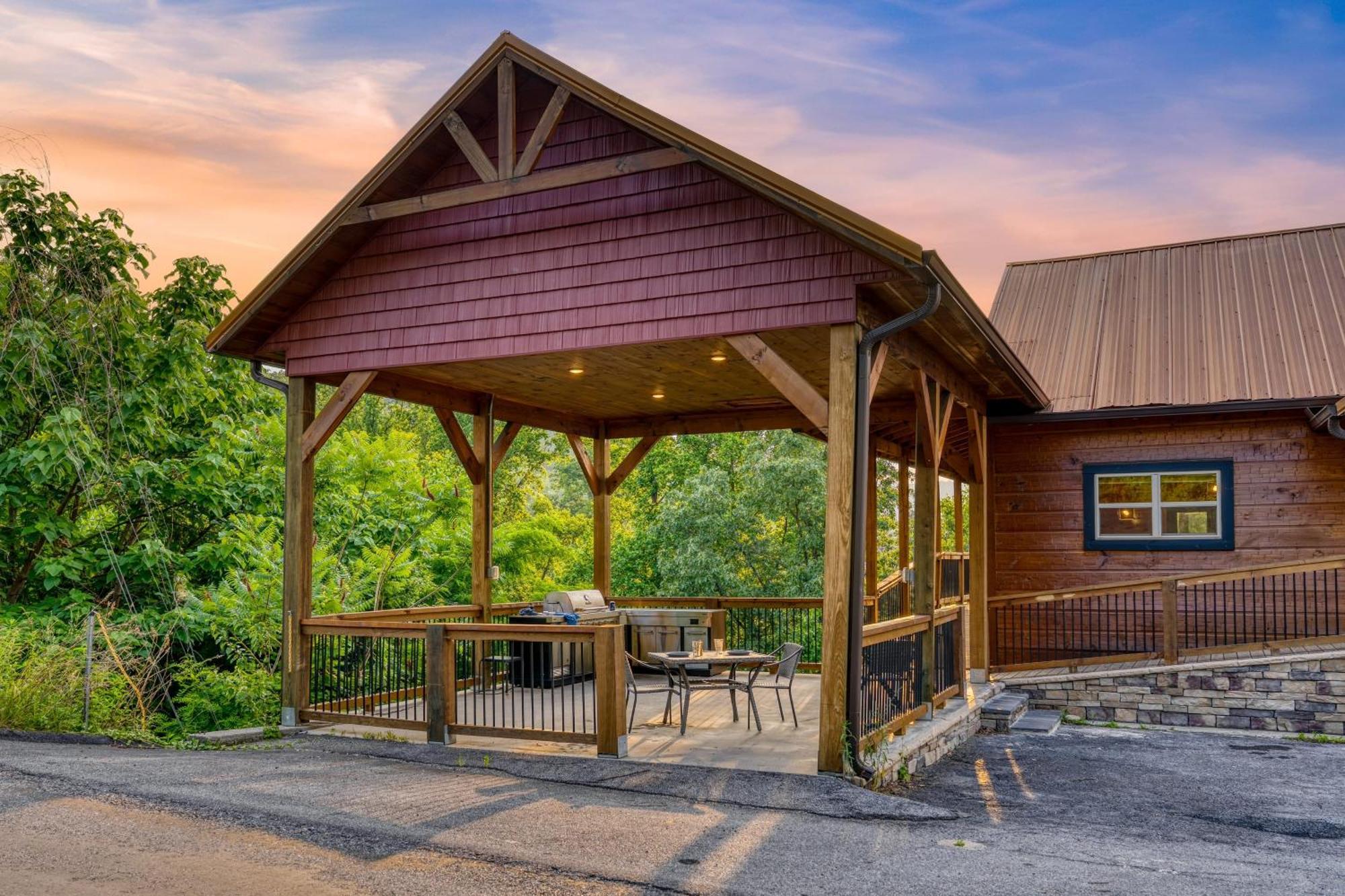 Holiday home Evergreen Echo By Avantstay W Mountain Views Theater Game And Hot Tub *