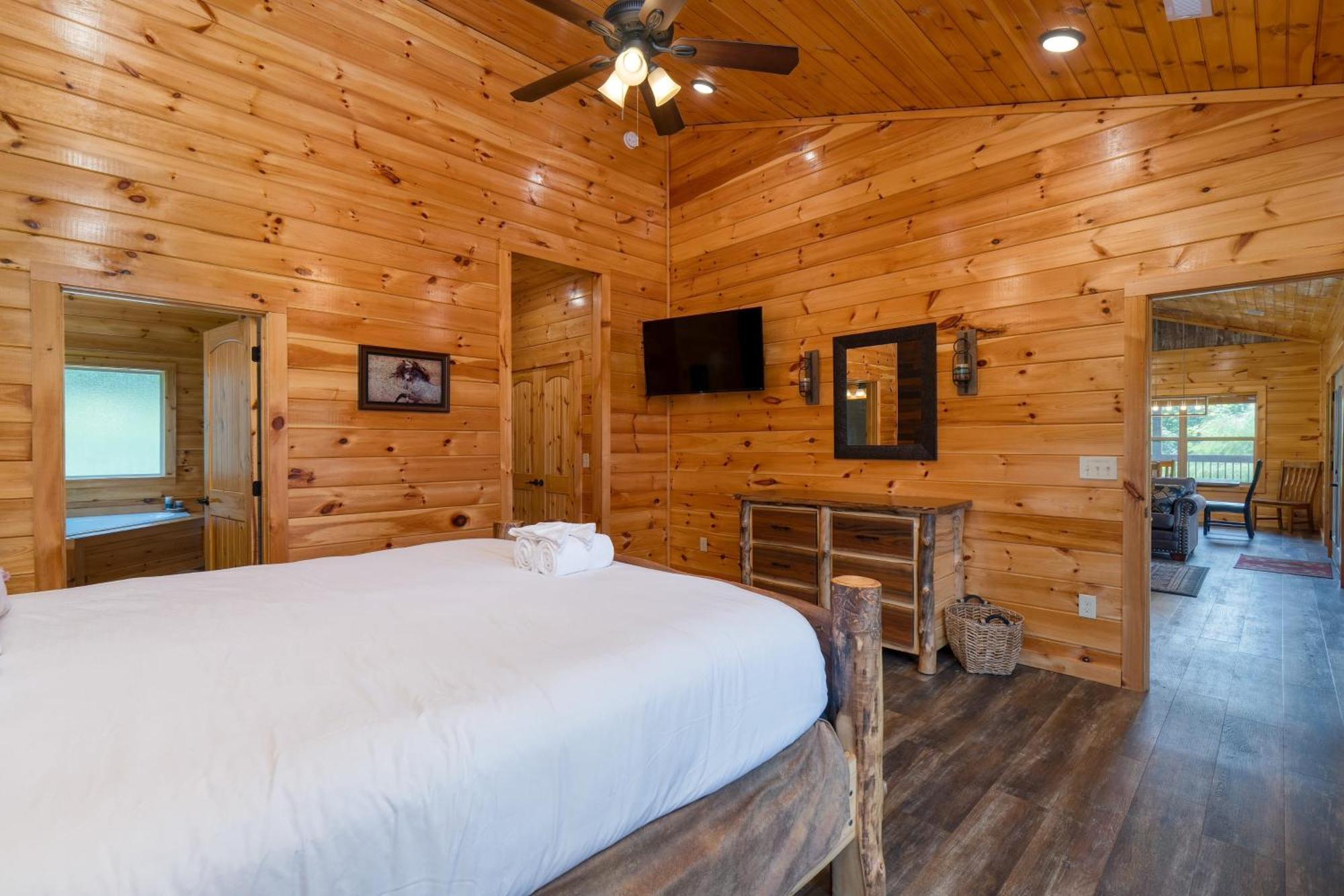 Evergreen Echo By Avantstay W Mountain Views Theater Game And Hot Tub Holiday home