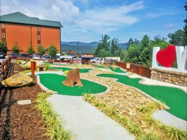 2 King At Westgate Resorts, Gatlinburg, Sleeps 8 People With Waterpark, Minigolf, Zipline, Resort