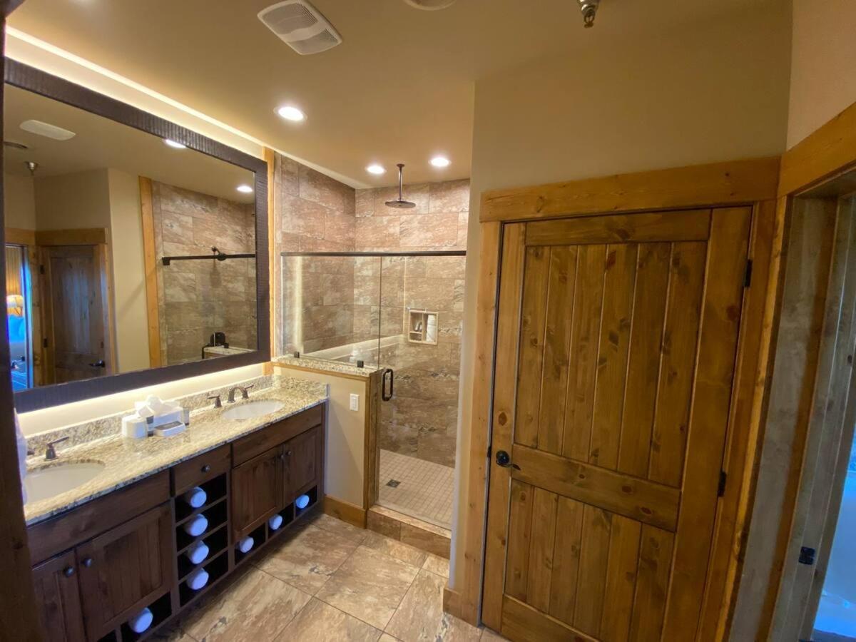 2 King At Westgate Resorts, Gatlinburg, Sleeps 8 People With Waterpark, Minigolf, Zipline, Resort Gatlinburg