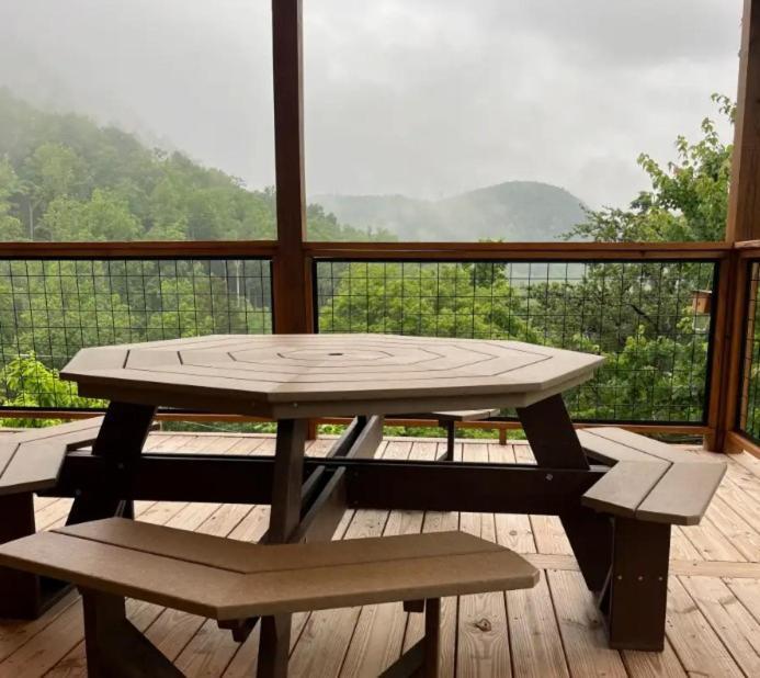 Out Of The Ashes Is A Brand New 3 Bedroom With High End Touches, Hot Tub, And A Mountain View! Holiday home Gatlinburg
