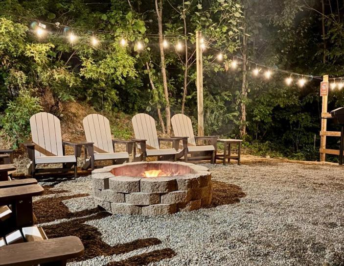 Out Of The Ashes Is A Brand New 3 Bedroom With High End Touches, Hot Tub, And A Mountain View! Holiday home