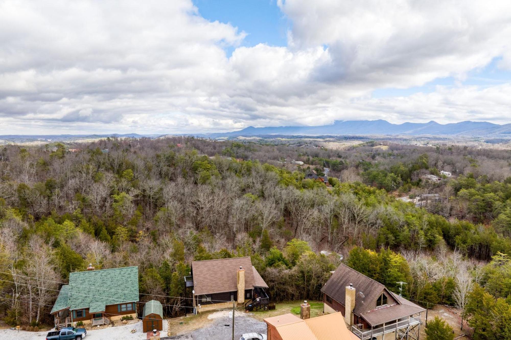 Triple Mountain View: Hot Tub Game Stunning Smoky Mountain Views Holiday home Gatlinburg