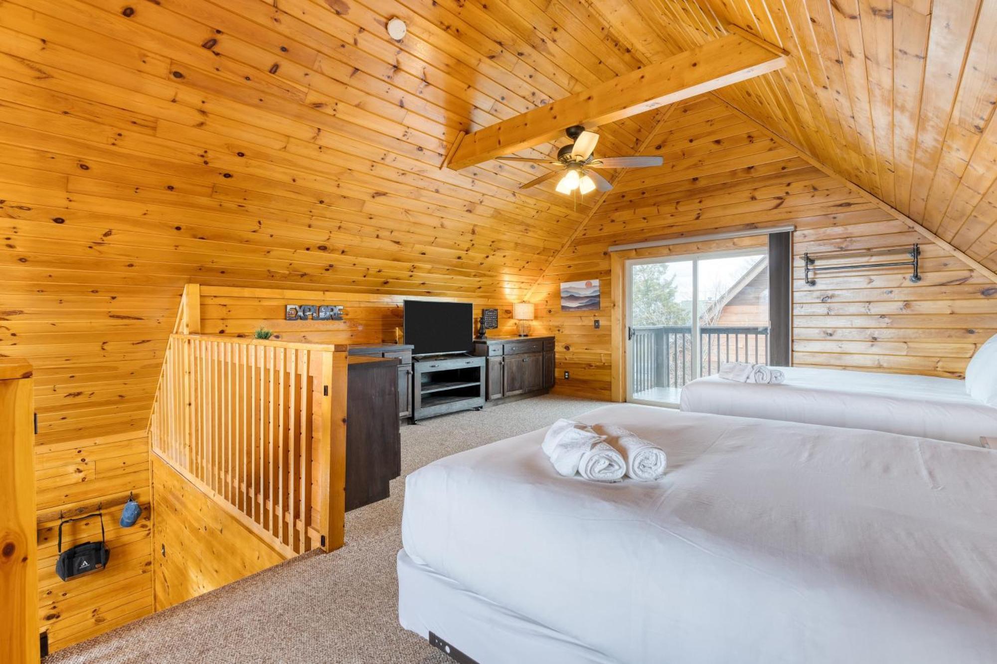 Holiday home Triple Mountain View: Hot Tub Game Stunning Smoky Mountain Views Gatlinburg